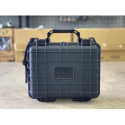 กล่องใส่ปืนสั้น Pistol Case ผลิตจาก พลาสติก ABS คุณภาพ แข็งแรง ทนทาน ภายในเป็งฟองน้ำรังไข่ กันกระแทกได้ดี ไม่ทำให้ปืนเป็นรอย คลิปล็อคแน่นหนา แข็งแรงมาก ใส่ได้ทั้งปืนจริง และปืนบีบีกัน ขนาดภายใน: สูง 18ซม. ยาว24ซม. มุมทะแยง29ซม. ขนาดภายนอก: สูง 24ซม. ยาว 2