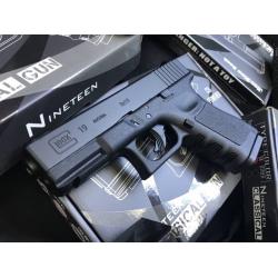 Classical Glock19 ปืนบีบีกัน ระบบแก๊ส Co2 แรง 590 fps ใช้ลูกกระสุนขนาด 6mm Classical Gun Glock19 FBI ปืนบีบีกัน ระบบแก๊สCo2 550-590 fps ใช้ลูกกระสุนขนาด 6mm ไม่มีโบวแบล็ค หรือดึงสไลค์ไม่ได้ จึงเป็นที่มาของความแรงปืน และทนทานกว่า ปืนสั้น Co2 ที่มีโบวแบล็คท