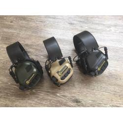New.หูฟังตัดเสียงปืน ขยายเสียงพูด Earmor M31 สีเขียว / สีทราย / สีดำ ตัดเสียงดังที่เกิน 88Dbs เช่นเสียงปืน เสียงเครื่องจักรซึ่งเป็นเสียงที่ดังอันตรายต่อประสาทการรับฟังของมนุษย์ เเต่ขยายเสียงพูดคุย กันน้ำระดับ IPX-5 ใช้ถ่าน AA x2 ระบบปิดอัตโนมัติเมื่อครบ 4
