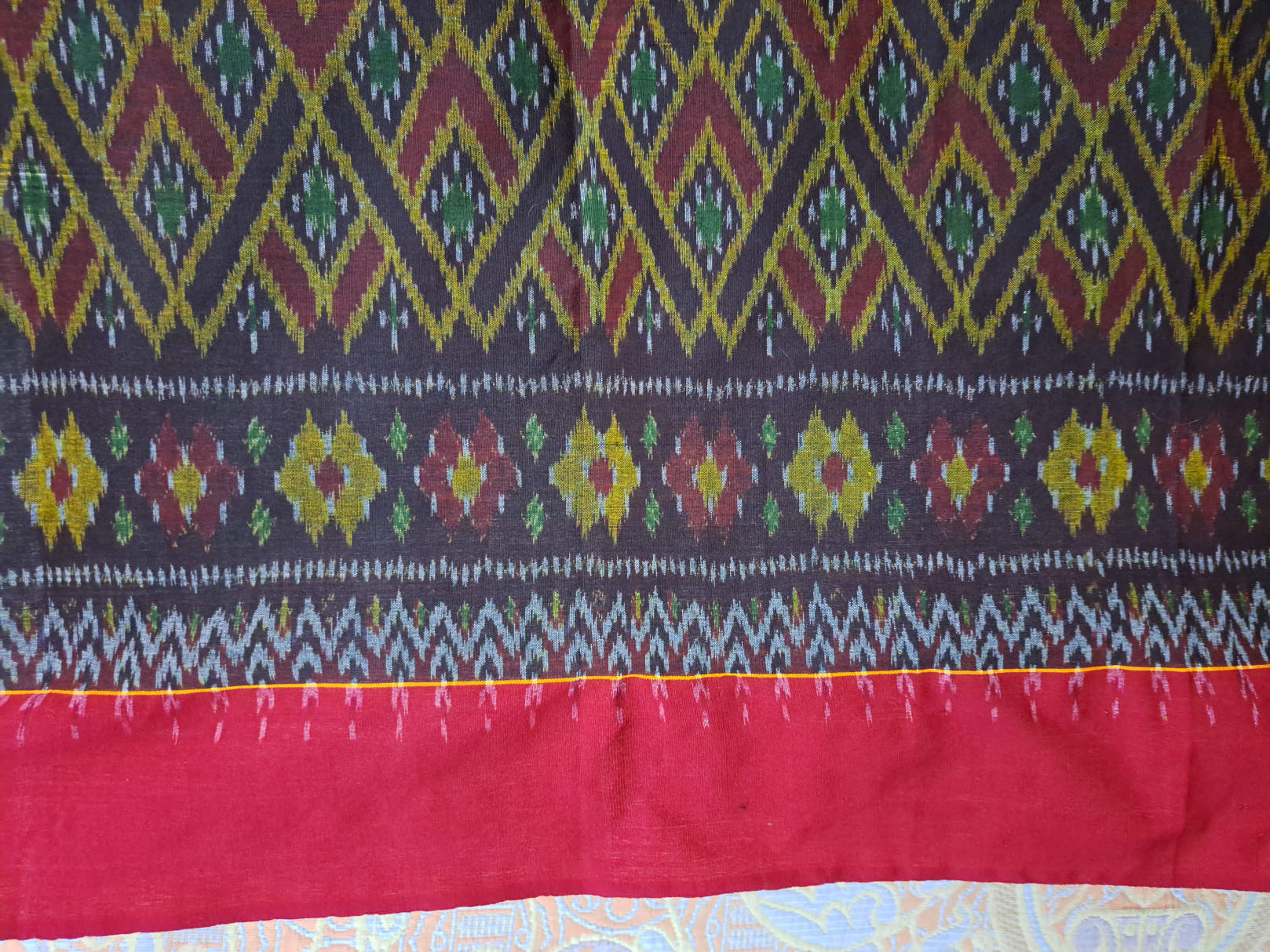 ผ้ามัดหมี่ตีนแดง ผ้าซิ่นตีนแดง ผ้าฝ้ายตีนแดง ผ้าทอพื้นเมือง บุรีรัมย์ ลายอัปสรามงกุฎกุญชร 2 เมตร