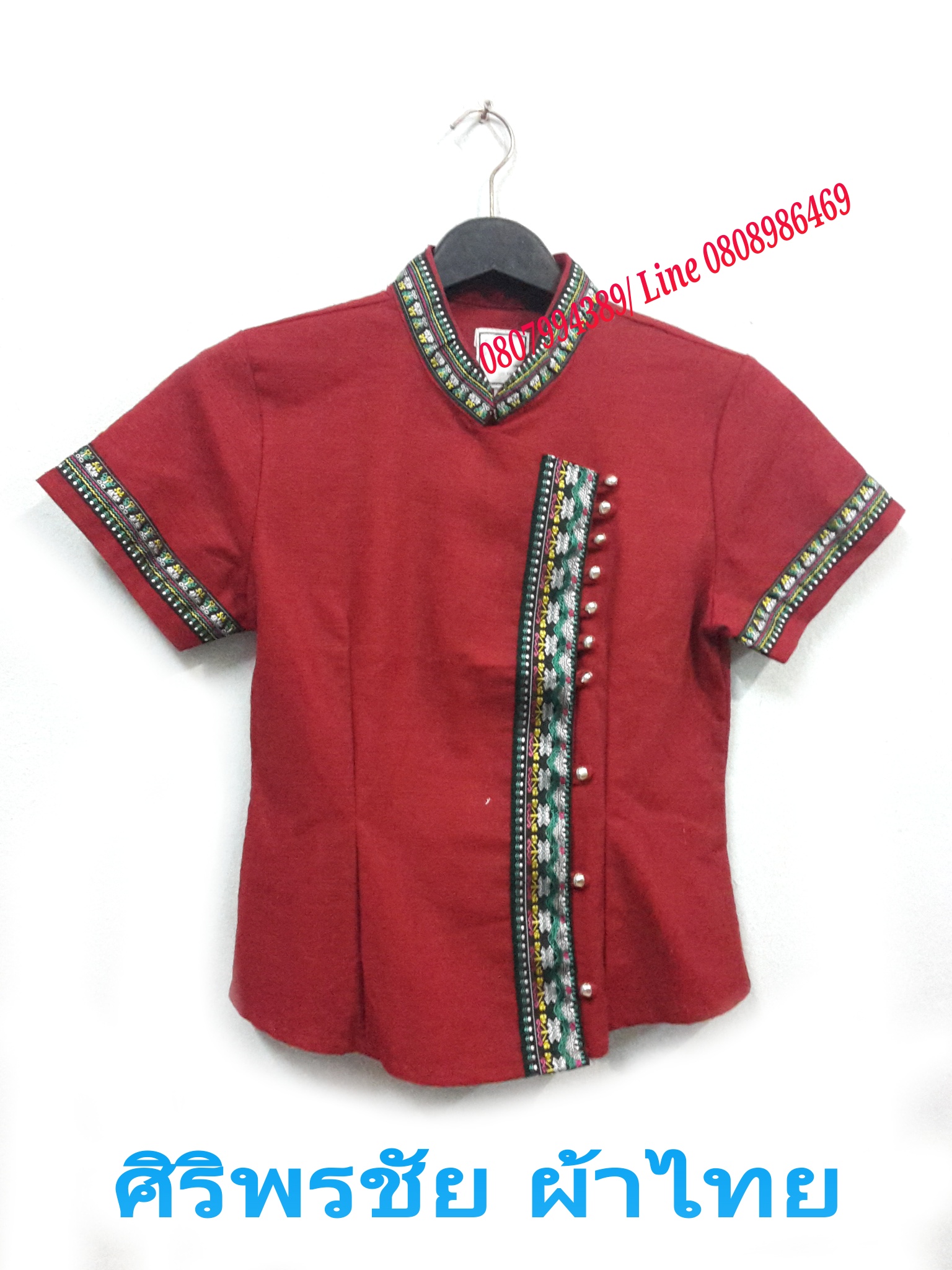 เสื้อผ้าไทยสีแดง เสื้อผ้าฝ้ายสวยๆสีแดง เสื้อทำงานผ้าไทย เสื้อผ้าฝ้ายคอจีนสีแดงแต่งกุ้นแถบสีออกเขียวปักกระพรวนจริงน่ารัก