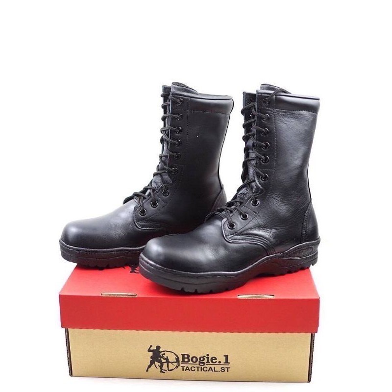 New. Bogie1 รองเท้าคอมแบท ไม่มีซิปข้าง ตาไก่ รุ่น E2 หนังวัวแท้ 100% ผ่านกรรมวิธีโดยเฉพาะของโรงงาน ทำให้หนังมีความนิ่ม นุ่มสบายเป็นพิเศษ หนังนิ่ม ไม่กัดเท้า ดีไซน์เรียบง่าย เหมาะกับชุดฝึก ทุกภารกิจ ใส่สบายเข้ารูปเท้าคนไทย พื้นรองเท้าอัดบล็อก เย็บเสริมขอบบ