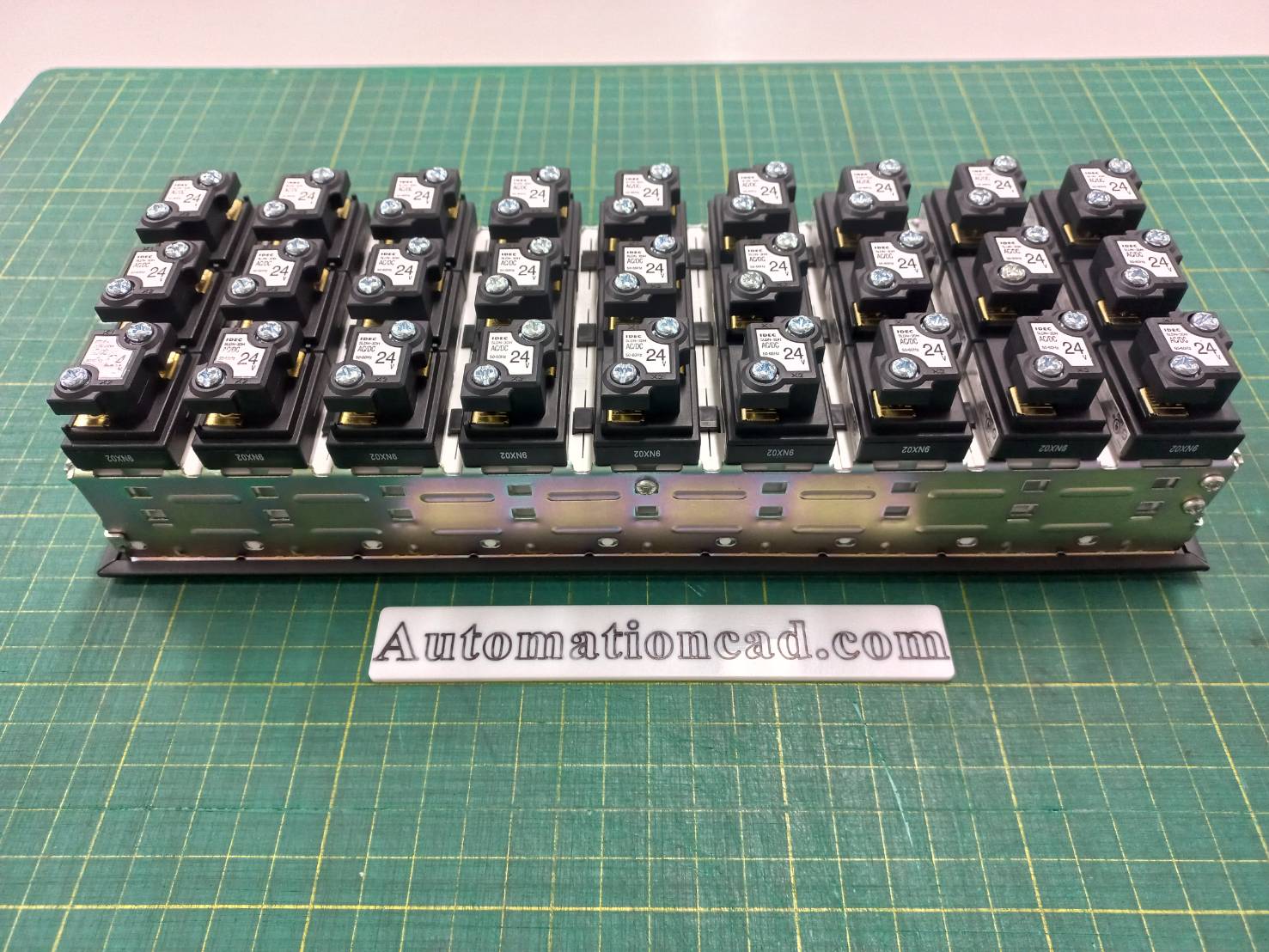 SLC40N IDEC Annunciator 3 แถว 9 คอลัมน์ 24V 40x40 mm. ไฟสีขาว 9ช่อง สีแดง 9ช่อง สีเขียว 9ช่อง