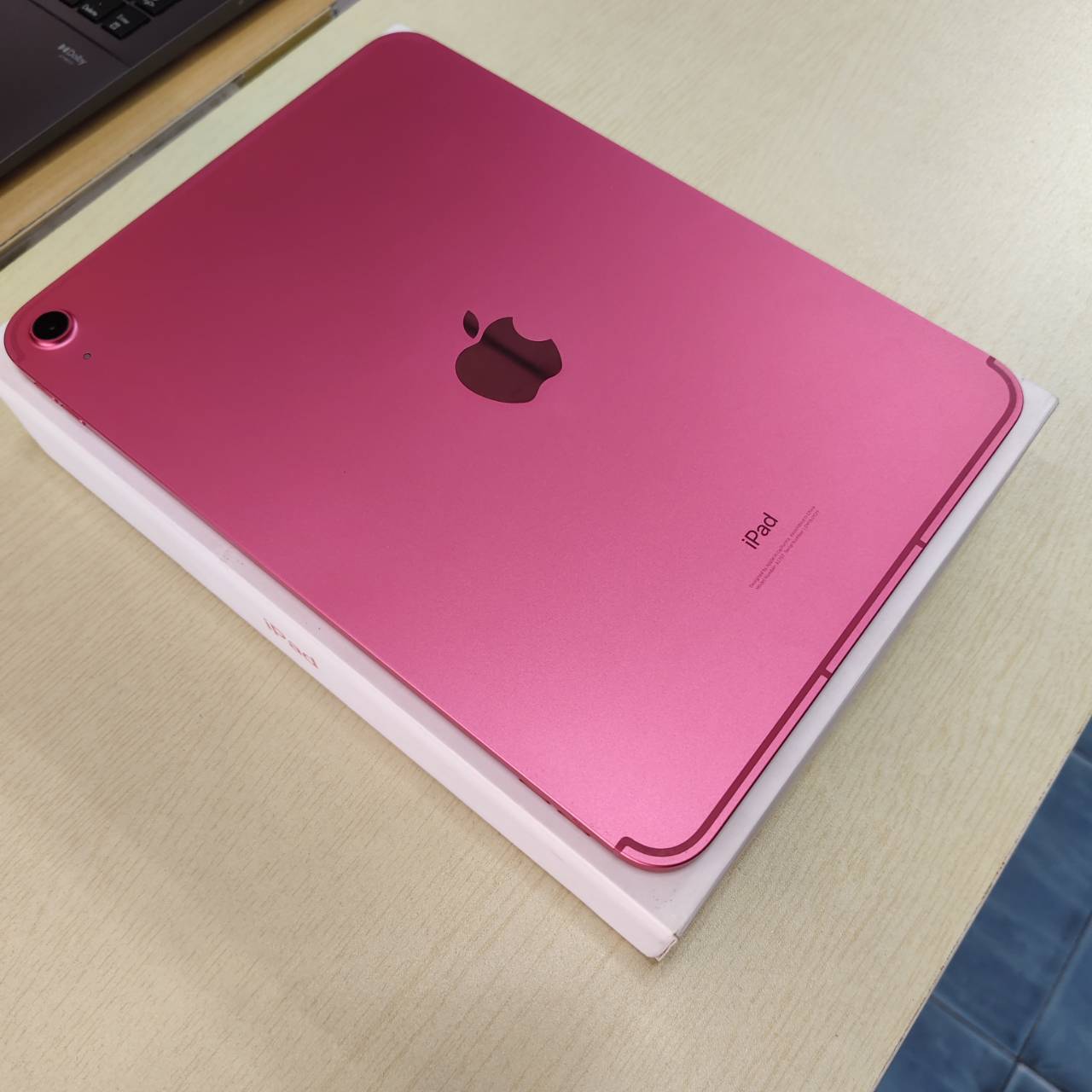 Ipad 10 64 GB Wifi + Cellular สุขภาพแบต 84% สภาพเครื่อง 95% ติดฟิล์มกันรอยหน้าจอแล้ว