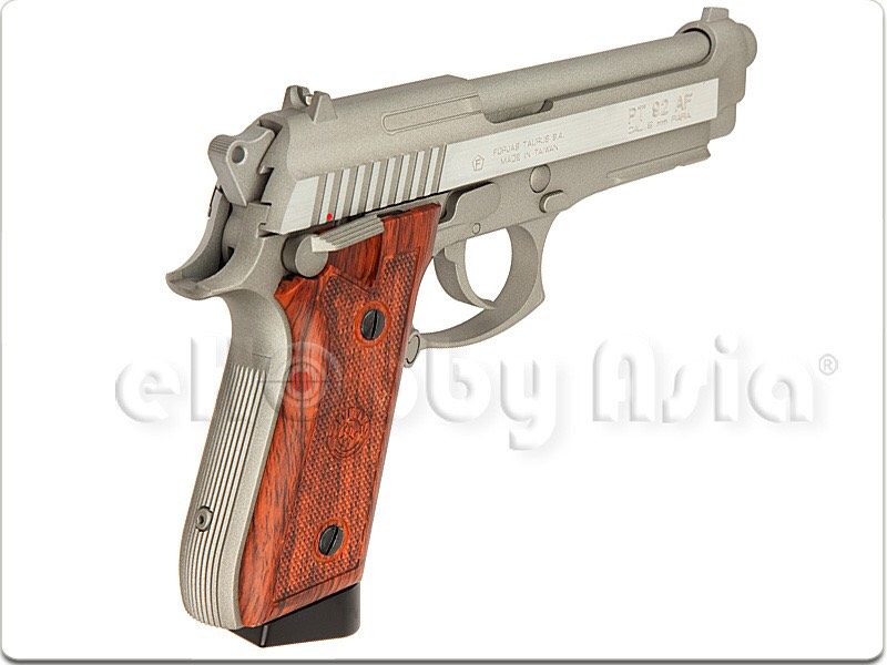 New.Cybergun TAURUS PT92 CO2 GBB (Hairline Silver) ไซเบอร์กัน ทอรัส พีที92 ระบบแก็สCo2 สำหรับPT92 นี้ จะคล้ายกับตัวโคล มาร์คโฟร์ ที่มีการถอดแบบจากปืนจริง ทั้งในเรื่องสีและมาร์คกิ้ง ลิขสิทธิ์แท้จากโรงงาน มาร์คกิ้งสมจริง ระบบการยิงเป็นเซมิออโตเมติก และฟลูออ