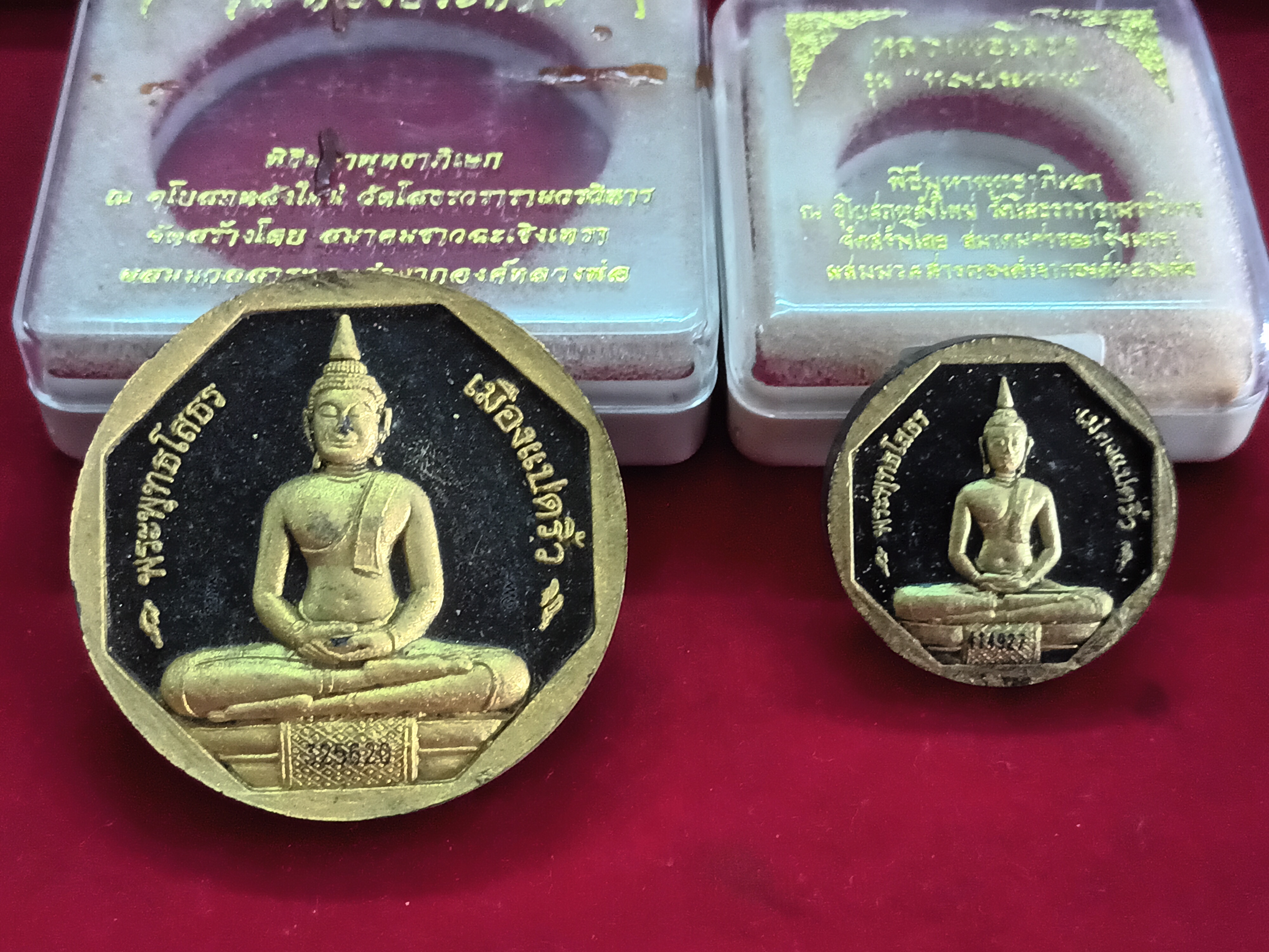 หลวงพ่อโสธรรุ่นทอง ประทานเนื้อผง 1 ชุด เนื้อดำ