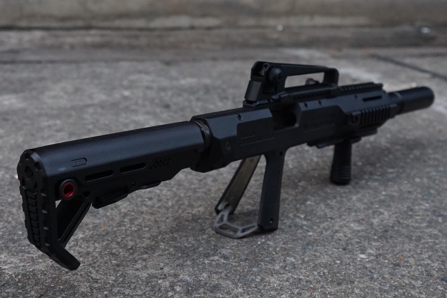 New.HERA ARMS cabine conversion kit สำหรับปืนสั้น 1911 มาพร้อมท่อมีลักษณะคล้ายไซเรนเซอร์ แต่ภายในกลวง รูโต มโหฬาร กว้างเหมือนปากแก้วน้ำ ภายในเสริมโครงโลหะ เพิ่มความแข็งแรงทำให้มันรับแรงรีคอล์ยได้สูง แต่ ไม่มีพานท้าย และกิ๊ฟมือหน้า มาให้ ใส่พานท้าย M4 ได้ค