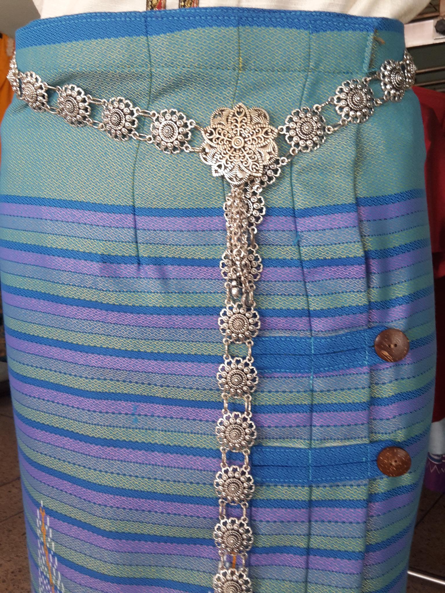 ผ้าซิ่นสำเร็จรูปผ้าซิ่นผ้าฝ้ายสีฟ้า แบบป้ายแต่ง 3 จีบกระดุมกระลา ผ้าถุงสำเร็จรูปสีฟ้า ผ้ามัดหมี่ตีนแดงสำเร็จสำเร็จรูป