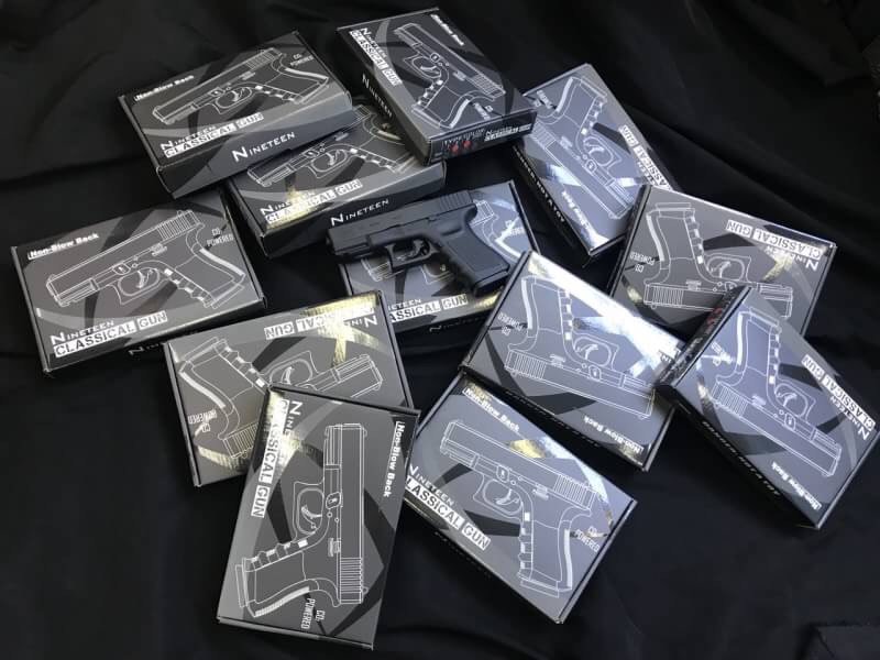 Classical Glock19 ปืนบีบีกัน ระบบแก๊ส Co2 แรง 590 fps ใช้ลูกกระสุนขนาด 6mm Classical Gun Glock19 FBI ปืนบีบีกัน ระบบแก๊สCo2 550-590 fps ใช้ลูกกระสุนขนาด 6mm ไม่มีโบวแบล็ค หรือดึงสไลค์ไม่ได้ จึงเป็นที่มาของความแรงปืน และทนทานกว่า ปืนสั้น Co2 ที่มีโบวแบล็คท