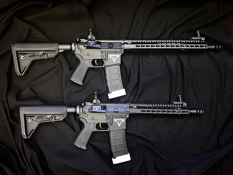 E&C 854(10”) 7,500 บาท 855(13”) 8,000 บาท รุ่นAR15 Taran Tactical (john wick) รหัส854-855 น้ำหนัก (กรัม) ความยาว (mm.)70-80 cm วัสดุMetal GearBox/บูทVer.2 new Gen 2019 การเปลี่ยนสปริงถอดท้ายเกียร์ หัวกระบอกสูบทองเหลือง แอร์นอซเซิลทองเหลือง หัวแบรริ่งมี ลู