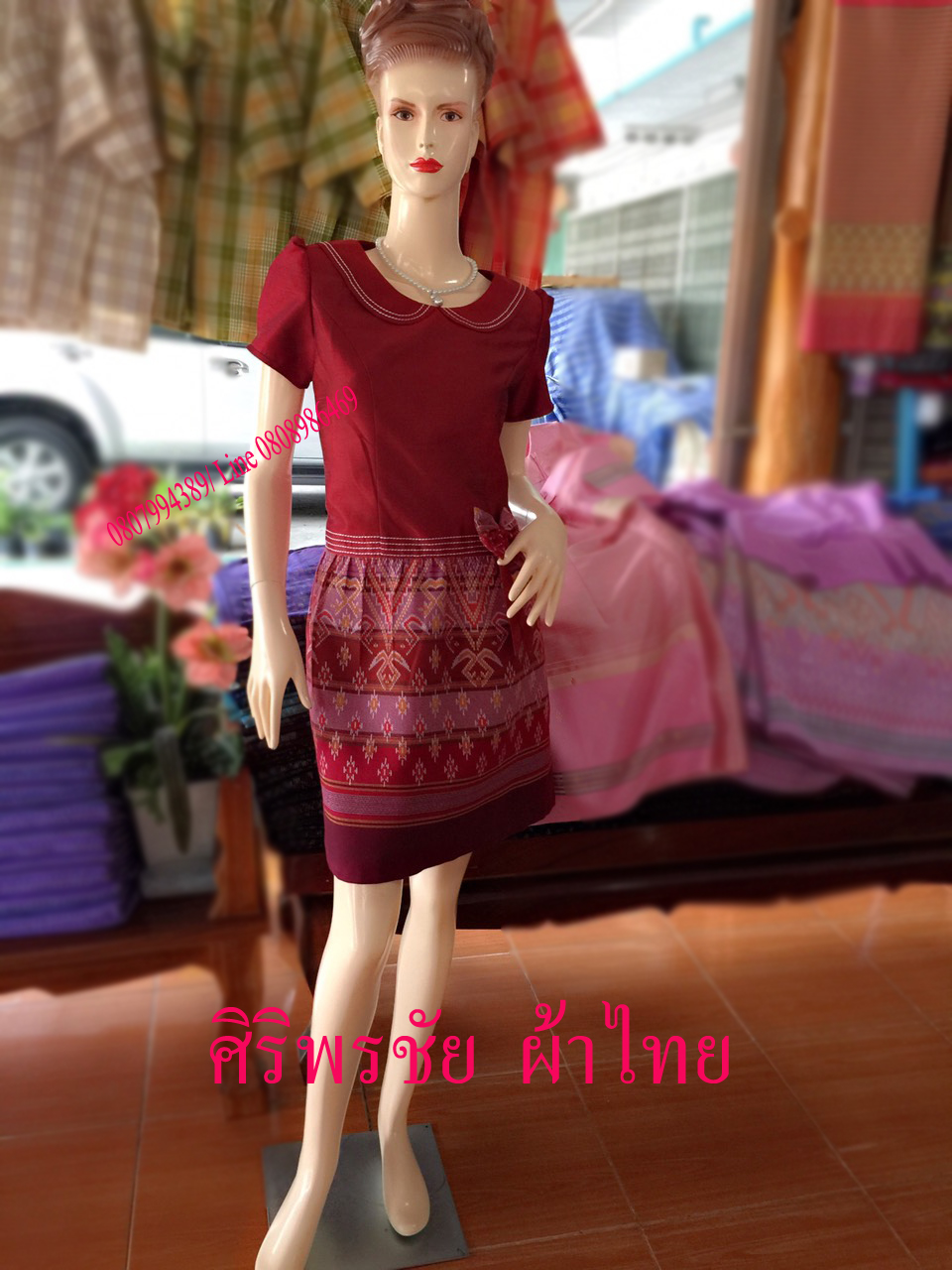 ชุดแซกผ้าไทยสีแดง ชุดผ้าไทยสีแดง ชุดผ้าไทยผ้าพื้นเมือง ชุดผ้าไทยทำงาน ชุดผ้าไทยทำงานสมัยใหม่ ผ้าทอมือ ชุดผ้าไทยผ้ามัดหมี่สีแดงกระโปรงจับจีบทวิท