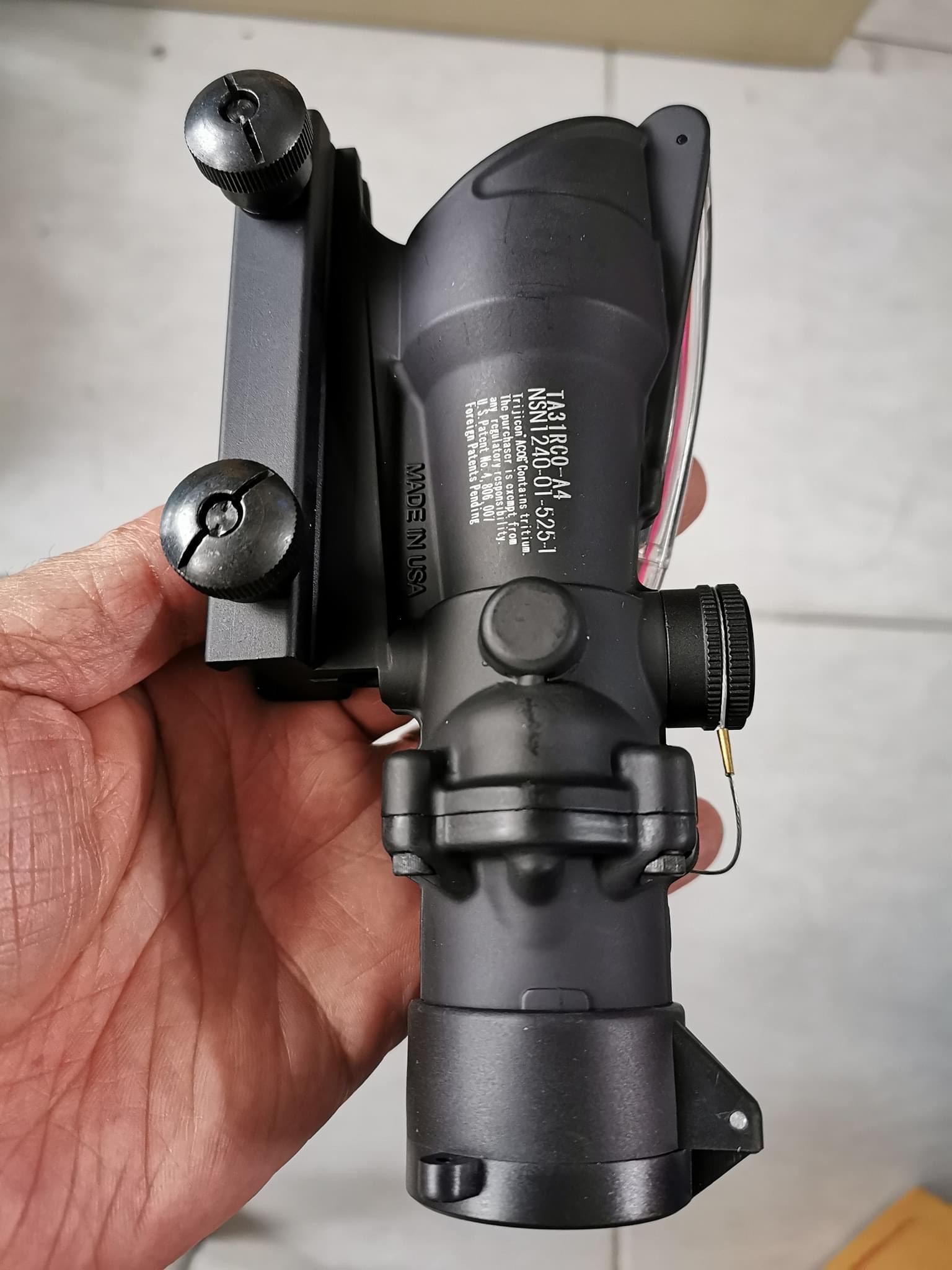 สโคป ยี่ห้อ Trijicon Acog TA31 รุ่น Optic Fiber 4*32 คุณสมบัติ : สโคปกำลังขยาย4เท่าตายตัว หน้าเลนส์กว้าง32mm. สโคปปรับใน สามารถปรับได้ด้วยมือเปล่าไม่ต้องใช้เครื่องมือ เป้าเล็งเป็นแบบลูกศร (Chevron Reticle) ตัวเป้าเป็นสีแดง ใช้ความสว่างจากถายนอก ผ่านไฟเบอร