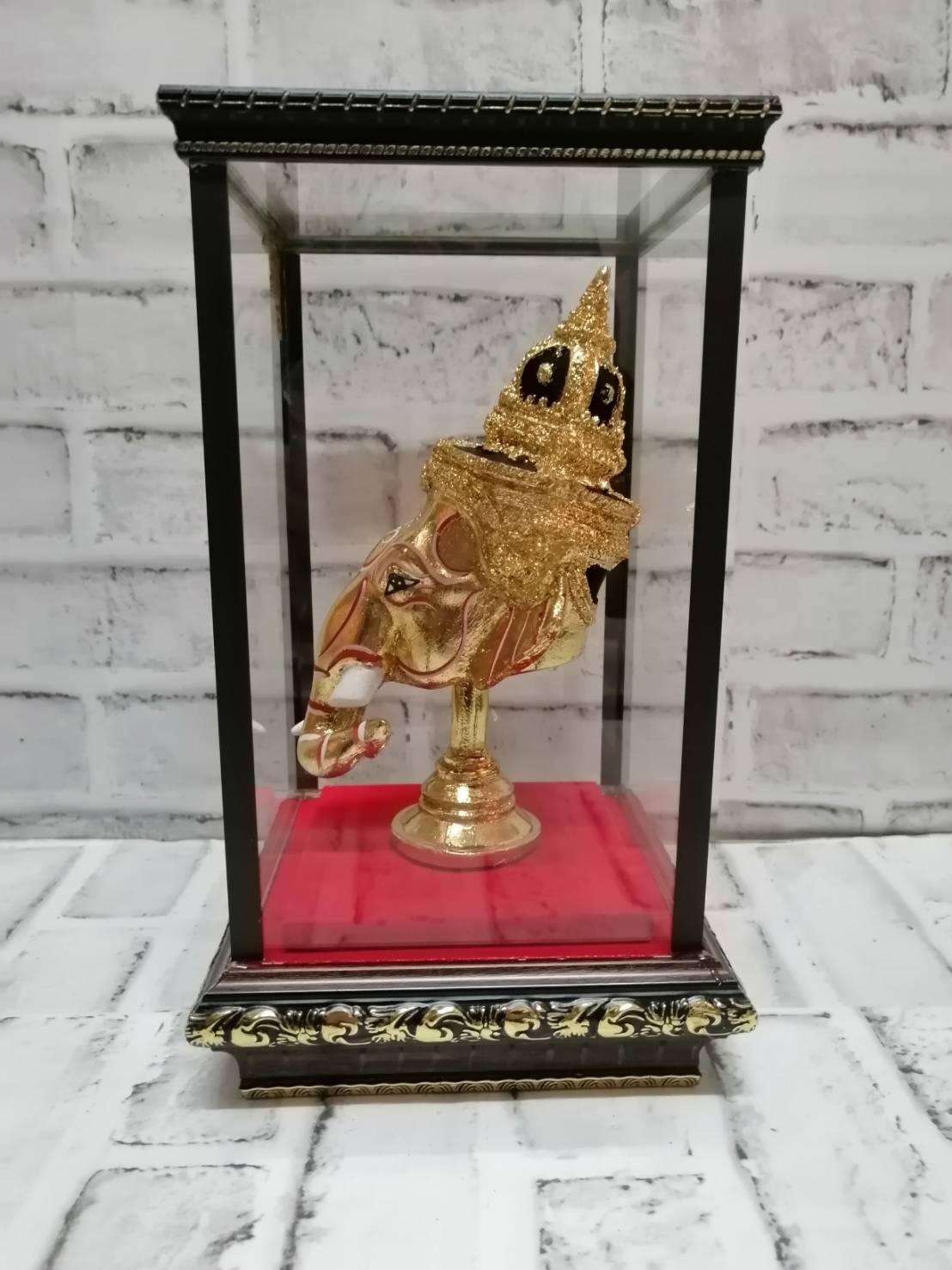 พระพิฆเนศ ขนาดกลาง เรซิ่นปิดทอง พร้อมตู้กระจกลายไทย
