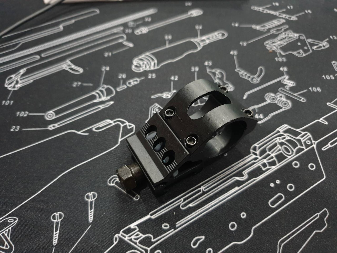 (ok)ขาจับไฟฉาย / เลเซอร์ ( Offset mount ) 🚩ผลิตจากอลูมิเนียม เกรดคุณภาพ 🚩ใช้สำหรับจับไฟฉายหรือเลเซอร์ 🚩ที่มีขนาดเส้นผ่านศูนย์กลาง 1 นิ้ว 🚩ขาจับขนาด 20 mm. ติดตั้งบนราง Picatinny ได้ 🚩ขาเยื้องศูนย์ ไม่บังศูนย์ ใช้งาน