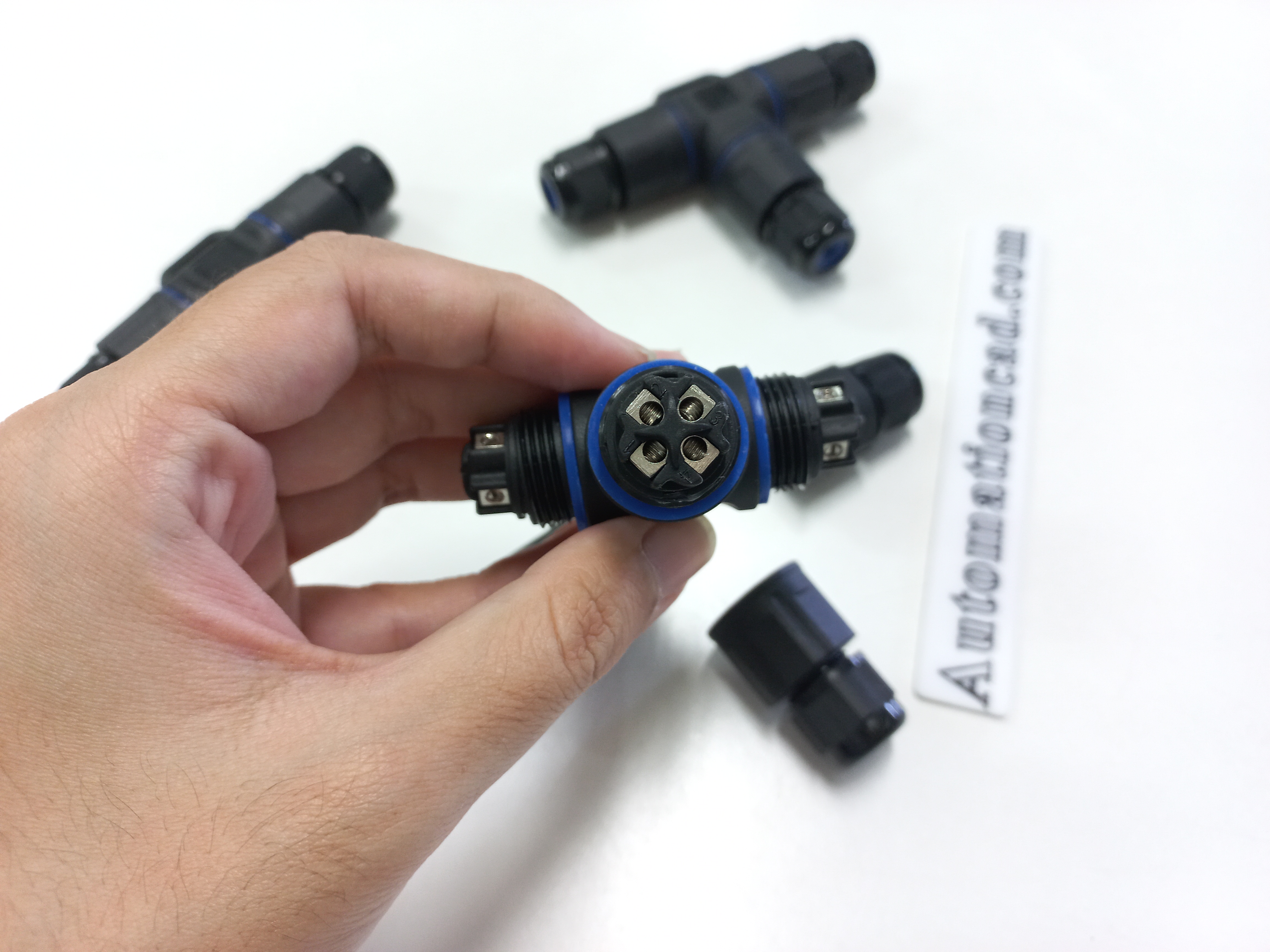 ข้อต่อสายไฟกันน้ำ แบบตัว T ใช้กับสายไฟฟ้า เบอร์ 0.3 ถึง 1.5 mm² 4 เส้น แบบขันน็อต