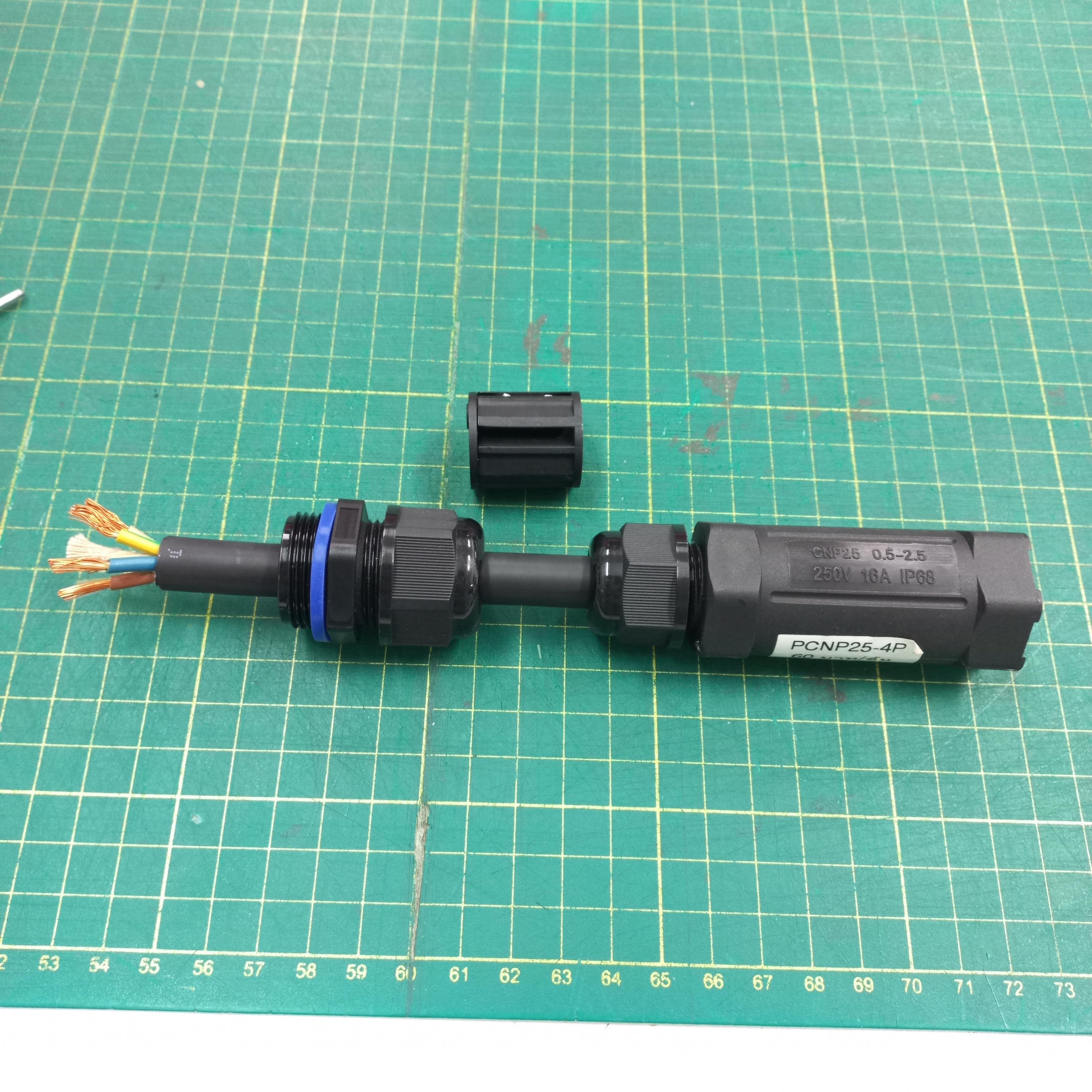 ข้อต่อสายไฟกันน้ำ ใช้กับสายไฟฟ้า เบอร์ 0.5 ถึง 2.5 mm² 4 เส้น แบบขันน็อต