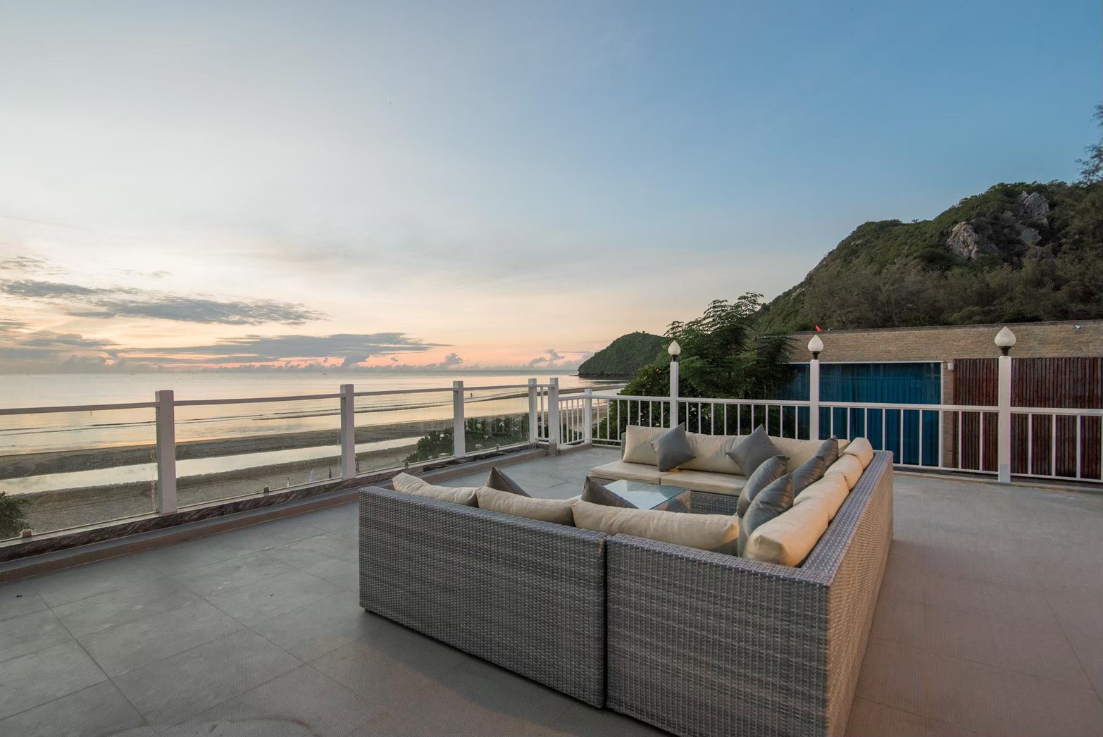 HR15045 บ้านพักติดทะเล The Moon Beach Villa