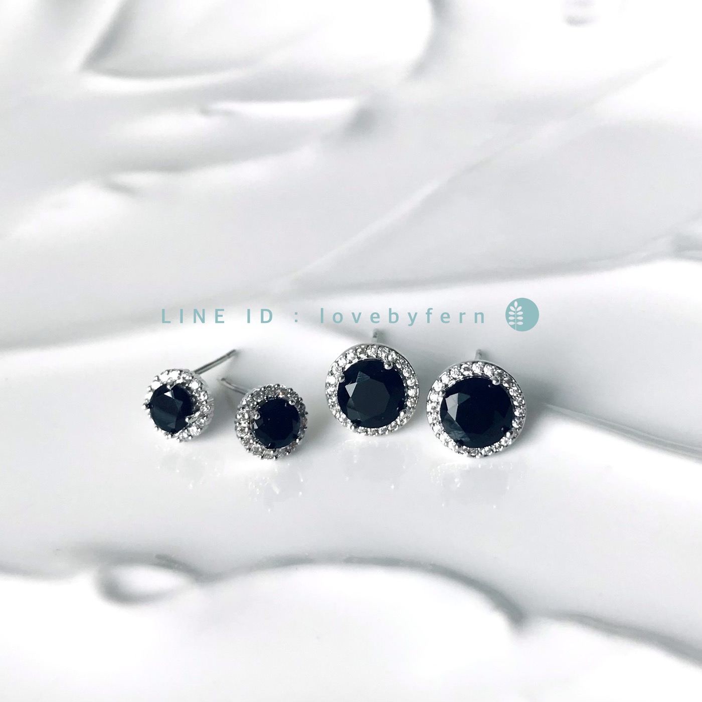 ต่างหูเพชรชุด 4 ชิ้น เพชรกลมสีดำในกรอบเพชรสีเงิน ขนาด 6 & 9 mm งานสวยเล่นไฟวิ้งๆ ก้านขาเงิน ไร้สานนิเกิลและปรอท ไม่คันไม่แพ้ งานปราณีต คุณภาพสูงในราคาเบาๆ