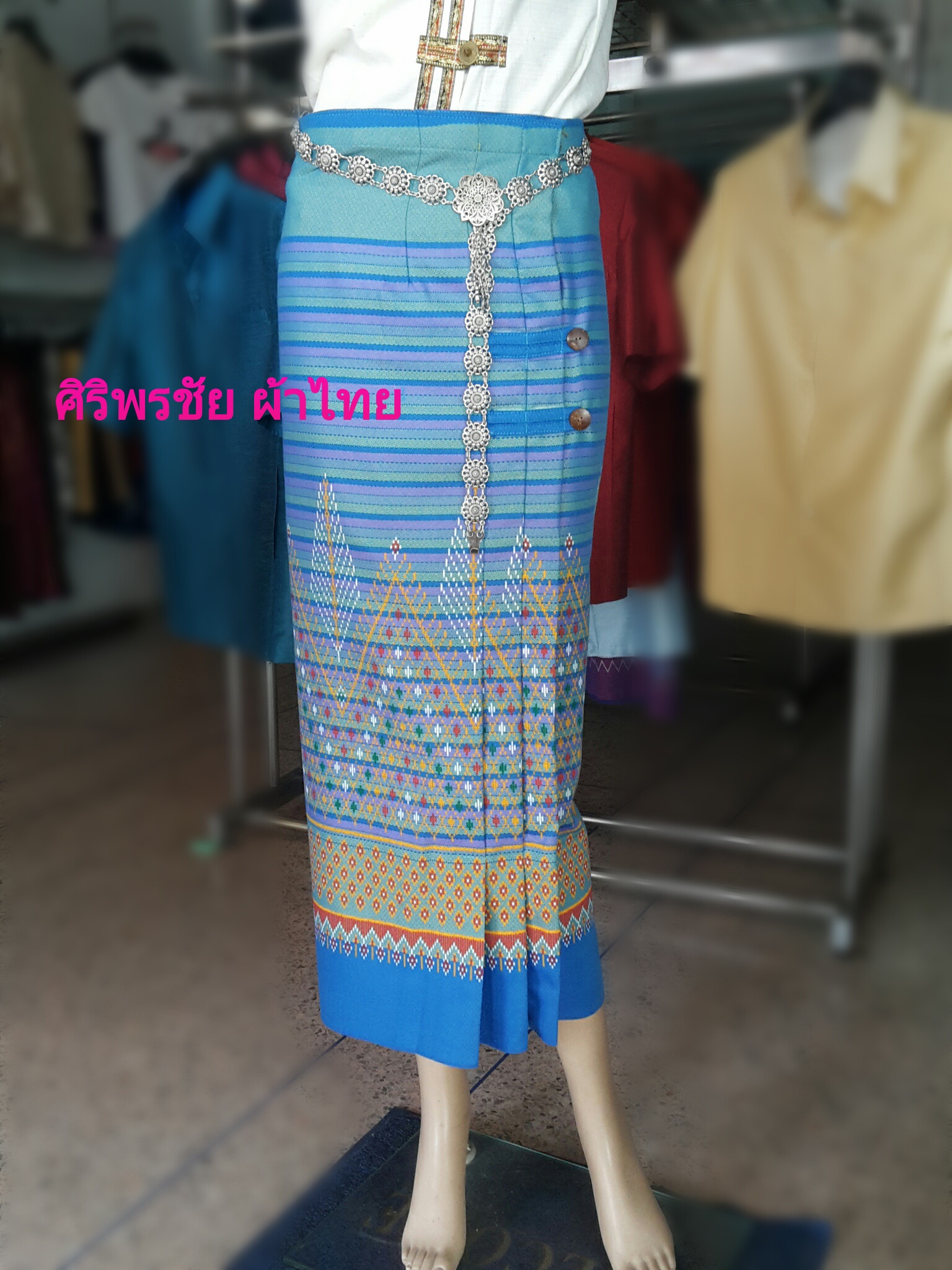 ผ้าซิ่นสำเร็จรูปผ้าซิ่นผ้าฝ้ายสีฟ้า แบบป้ายแต่ง 3 จีบกระดุมกระลา ผ้าถุงสำเร็จรูปสีฟ้า ผ้ามัดหมี่ตีนแดงสำเร็จสำเร็จรูป