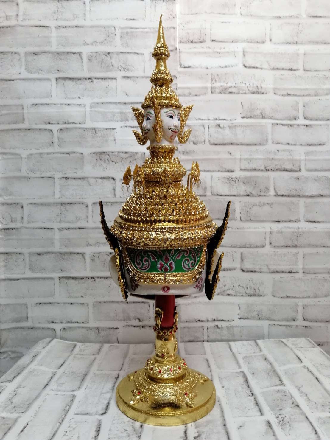 พระพรหม ขนาดกลาง เกรดพรีเมี่ยม (ขนาดประมาณผลส้มโอ) พร้อมฐานไม้กลึงตีลายปิดทองประดับเพชร