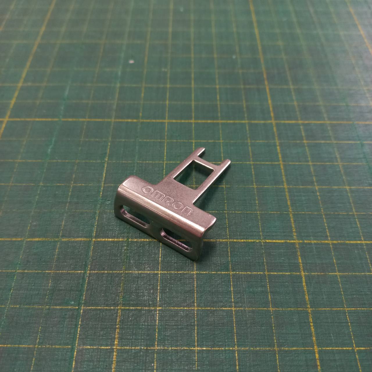 Safety Door Switch OMRON สวิตช์ประตูนิรภัย รุ่น D4NL-2EFA-B