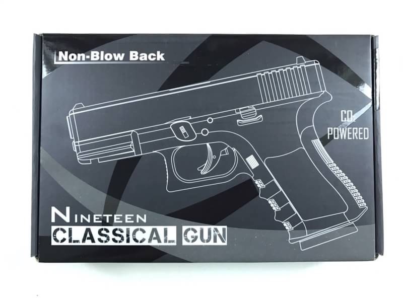 New.Classical Gun Glock19 ระบบแก๊ส Co2 แรง 5xx fps ใช้ลูกกระสุนขนาด 6mm ไม่มีโบวแบล็ค หรือดึงสไลค์ไม่ได้ จึงเป็นที่มาของความแรงปืน และทนทานกว่า ปืนสั้น Co2 ที่มีโบวแบล็คทั่วไป ตัวปืนถอดแบบจากปืนจริง ทั้งขนาดและน้ำหนัก สไลด์โลหะ โครงไนลอน Nylon มีการทวงน้ำ