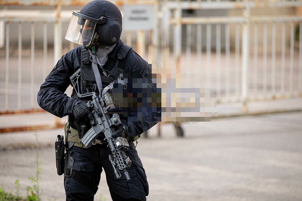 พานท้ายปืนแบบพับได้ ยี่ห้อ 5KU รุ่น Folding Visor Stock 1913 Interface (พานท้ายสำหรับหน้ากากกันแก๊สพิษ) คุณสมบัติ : พานท้ายพับได้ที่ออกแบบมาสำหรับผู้ที่สวมใส่หน้ากากกันแก๊สพิษ สามารถประทับเล็งปืนได้สะดวกยิ่งขึ้น ผลิตจากอลูมิเนียม น้ำหนักเบา ทนทาน ติดตั้งง