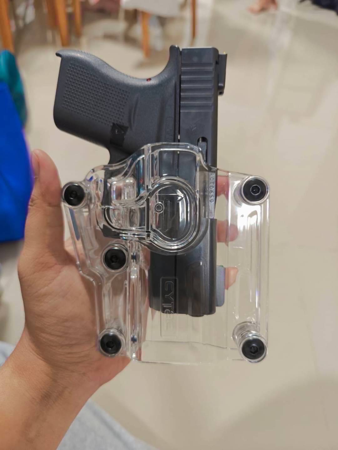 New.ซอง Megafit แบบใส ( Transparent Cytac Mega-Fit Holster ) -ซองปืนที่ออกแบบมาให้สามารถใช้งานได้หลากหลายรุ่น (ตามตารางแนบ) เช่น Glock , Sig Sauer, CZ , Beretta, Ruger , S&W, Walther, Colt, Taurus และอื่นๆ -ผลิตจากวัสดุ Polymer ชนิดใส -ซองถูกออกแบบให้ปลดล