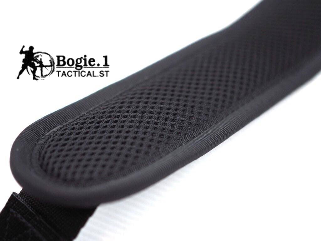 สายสะพายปืน 2 จุด (รหัส 2จุดB) ....... * ผลิตจกผ้าคอร์ดูร่า (Cordura) * สายใหญ่ นิ่ม มีฟองน้ำรอบรับที่บ่า * ตะขอเป็นเหล็ก แข็งแรง * ใช้ได้กับปืนยาวทุกรุ่น ที่มีหัวคล้อง * เหมาะกับกิจกรรมกลางแจ้งและใช้งานภาคสนาม * สี ดำ * ความยาว 50 นิ้ว