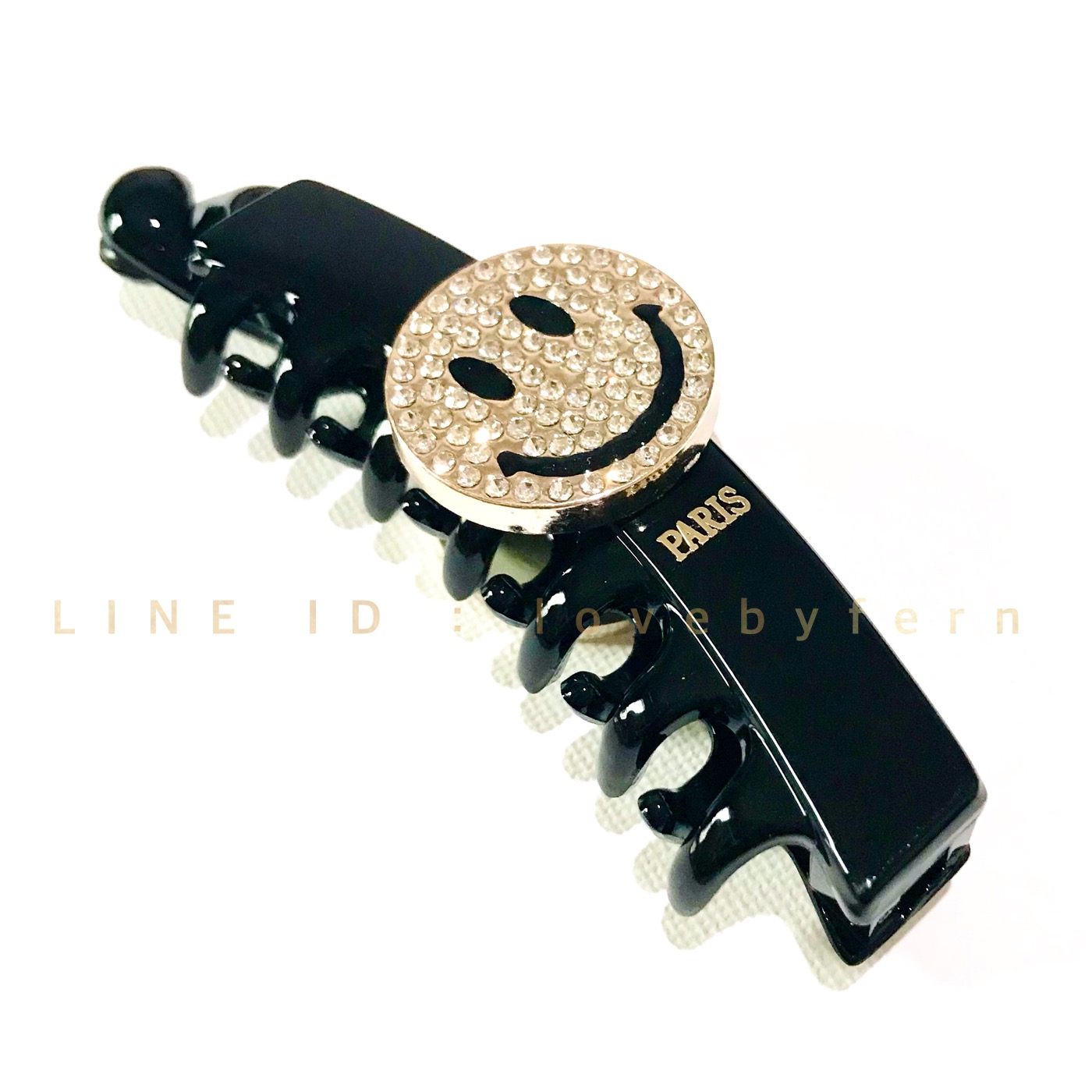 กิ๊บกล้วยเกาหลี ขาตะขาบสีดำเรียบง่ายแต่ง smile ประดับเพชรสีทอง ขนาด 9.8 cm smile 2.5 cm เรียบเก๋ น่ารัก งานคุณภาพ #MadeinKorea #กิ๊บกล้วยเกาหลี #lovebyfern