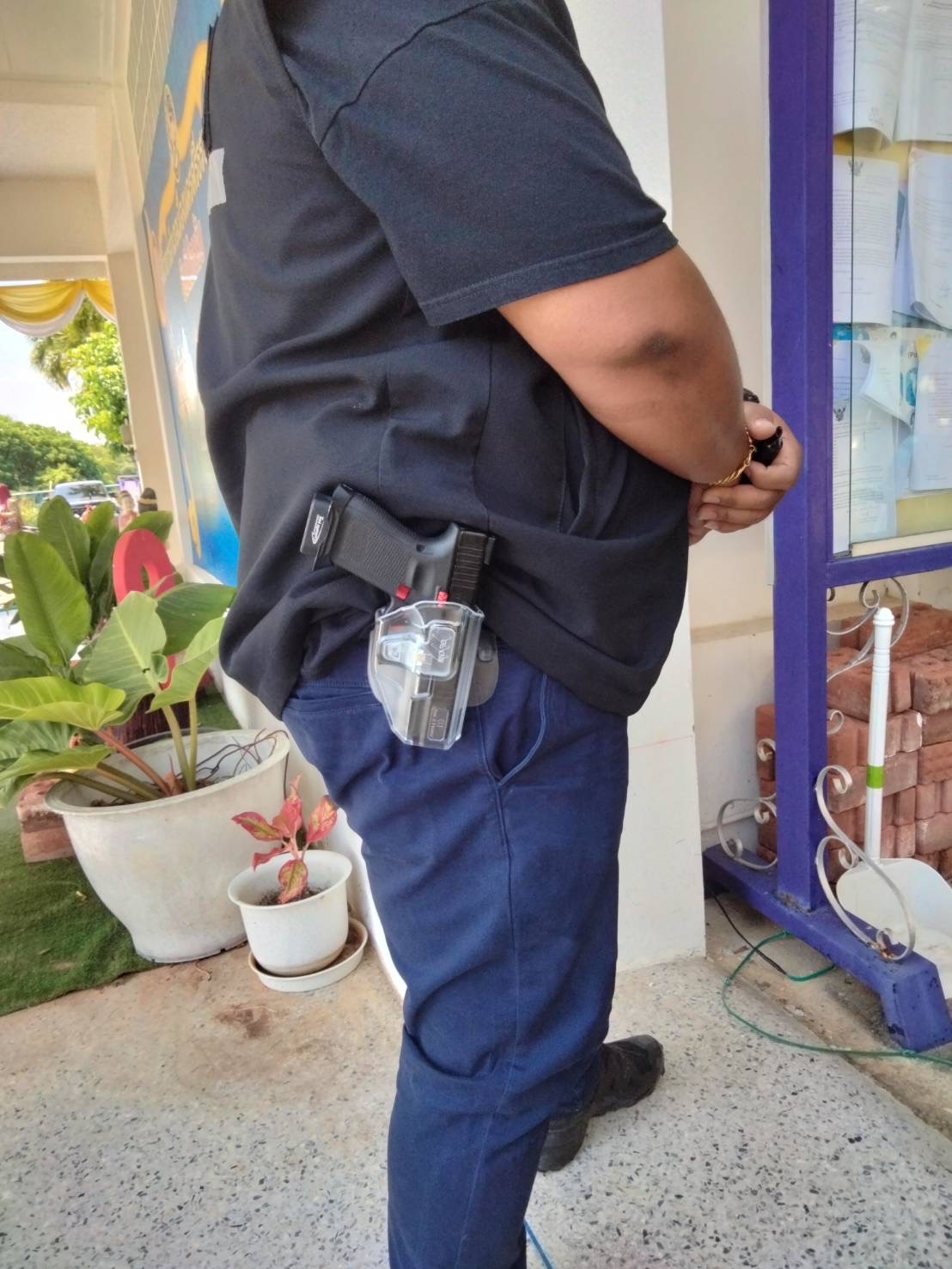 New. ซองปืนพกนอกชนิดใส Glock19 ( Gun&Flower OWB G19 Clear Holster ) 🔖ผลิตจากวัสดุ Polymer ชนิดใส แข็งแรง ทนทาน 🔖พกนอก ปลดล็อคนิ้วชี้ ใช้งานปลอดภัย 🔖ซองปืนสามารถหมุนปรับองศาได้ 🔖ตัวซองสามารถใช้กับเพลทลดต่ำของ IMI หรือแบรนด์อ