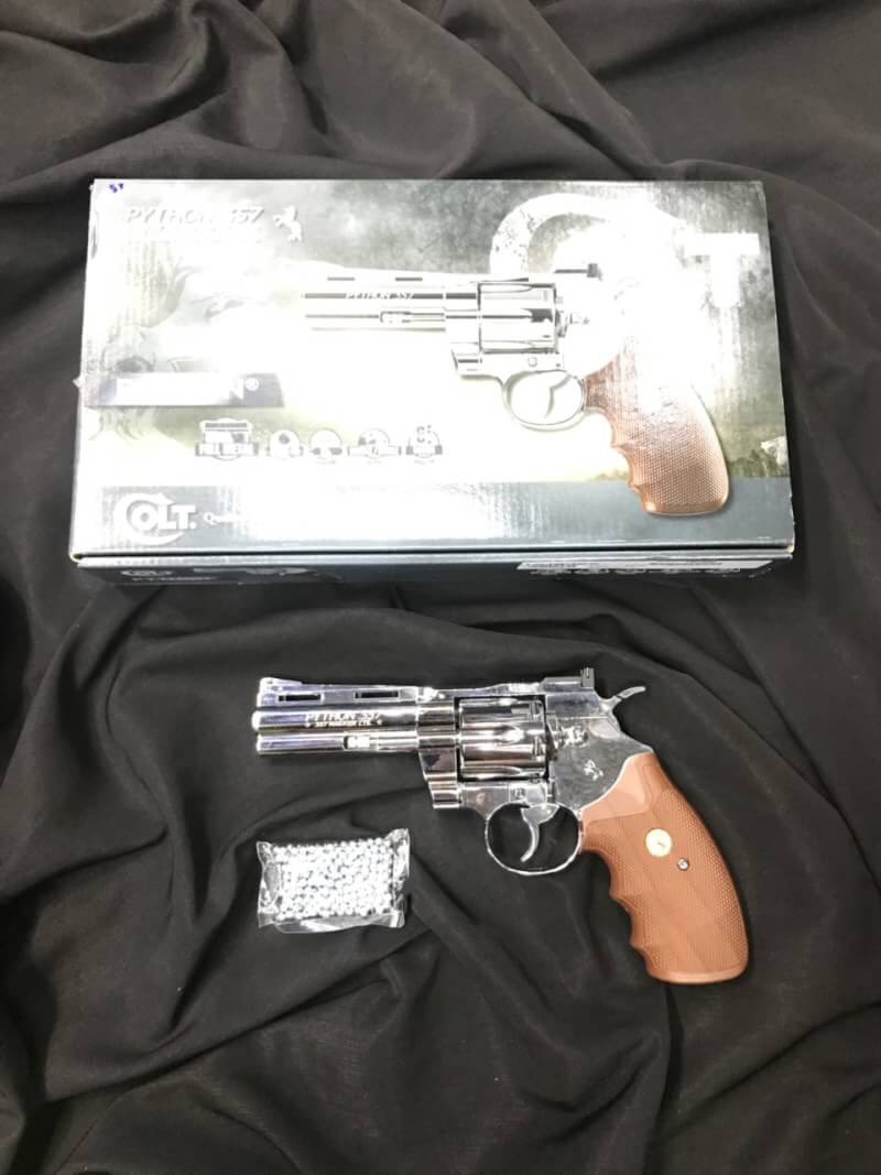 New.Umarex COLT .357 PYTHON 4" โลหะทั้งกระบอก Full Metal CO2 Revolver ปืนลูกโม่จากค่าย Umarex ไต้หวัน ลูกโม่ระบบแก๊ส Co2 (ลำกล้อง4นิ้ว) ปืนสีเงินเงา มาพร้อมปลอกกระสุน 6 นัด ขนาด .357 Magnum โครงปืนเป็นโลหะทั้งกระบอก มาพร้อมตัวโหลดกระสุนหรือเจ็ทโหลด ร