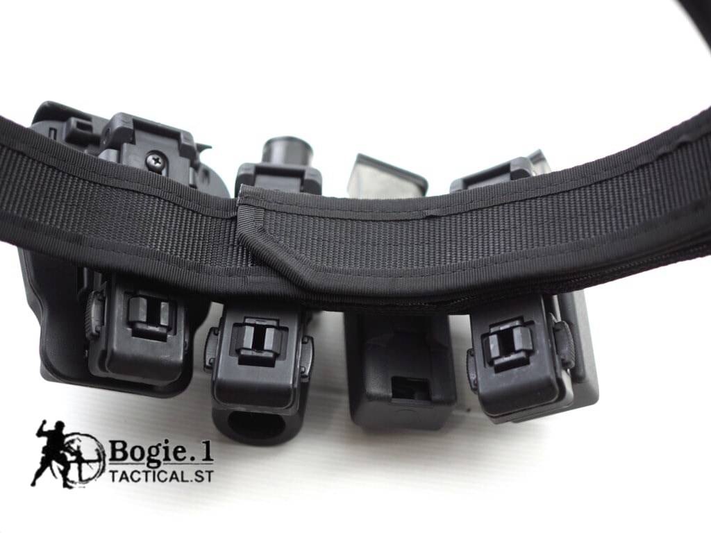 New.Bogie1 ซองกุญแจมือโพลิเมอร์ รุ่น 360 ปรับหมุนได้ 360 องศา มีฝาปิดซองกุญแจมือ สามารถถอกออกได้ ใส่กุญแจมือได้ทั้งแบบโซ่ และ บานพับ มีตัวล็อคภายในทำให้กุญแจมือเเน่น ไม่หล่นง่าย แม้ขณะวิ่ง แยกชิ้นส่วนได้