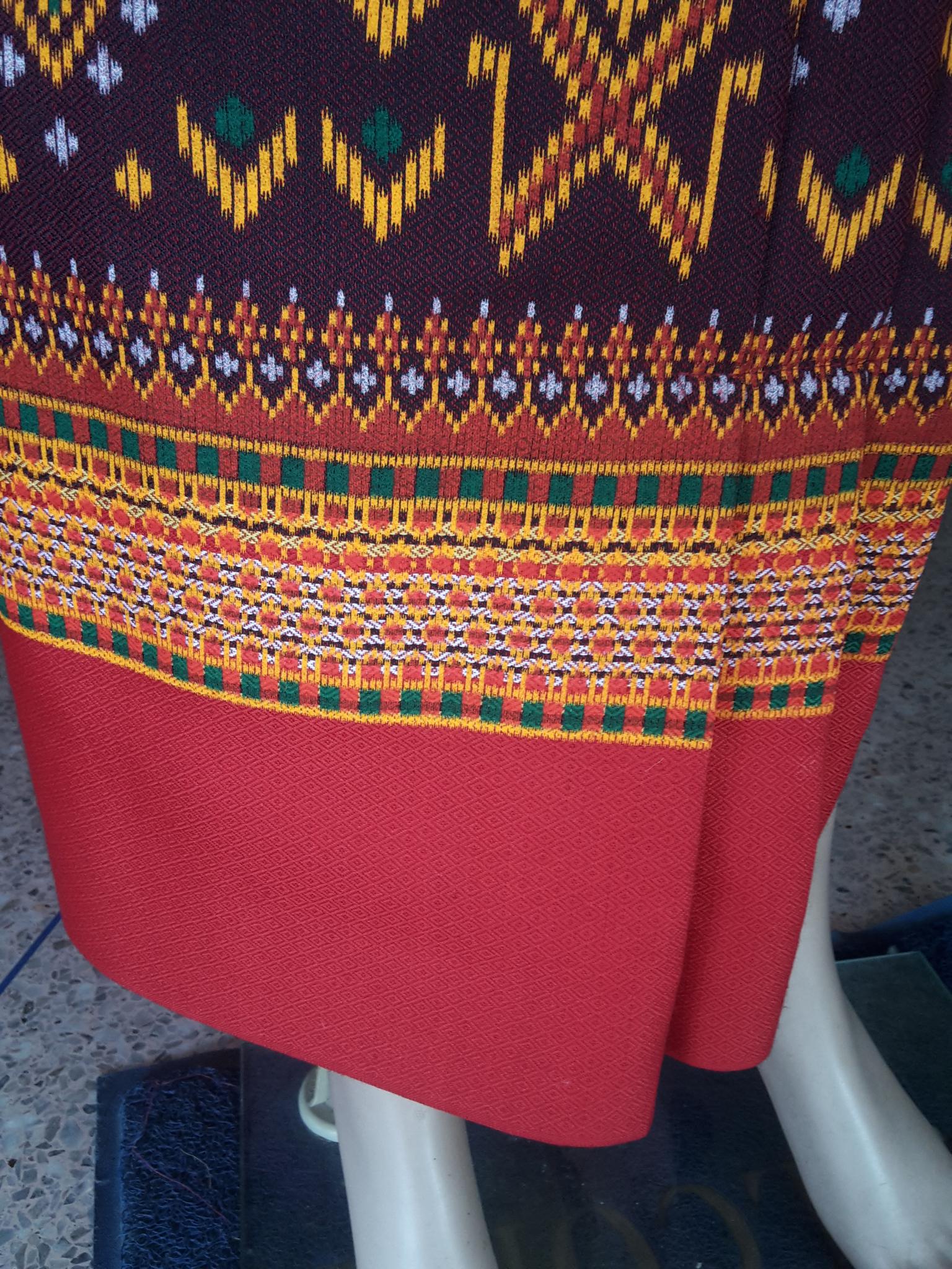 ผ้าซิ่นสำเร็จรูปผ้าซิ่นผ้าฝ้าย แบบป้ายแต่งจีบกระดุมปั้มลายพนมอัปศราฉัตร ผ้าซิ่นตัดสำเร็จพื้นม่วงตีนแดง