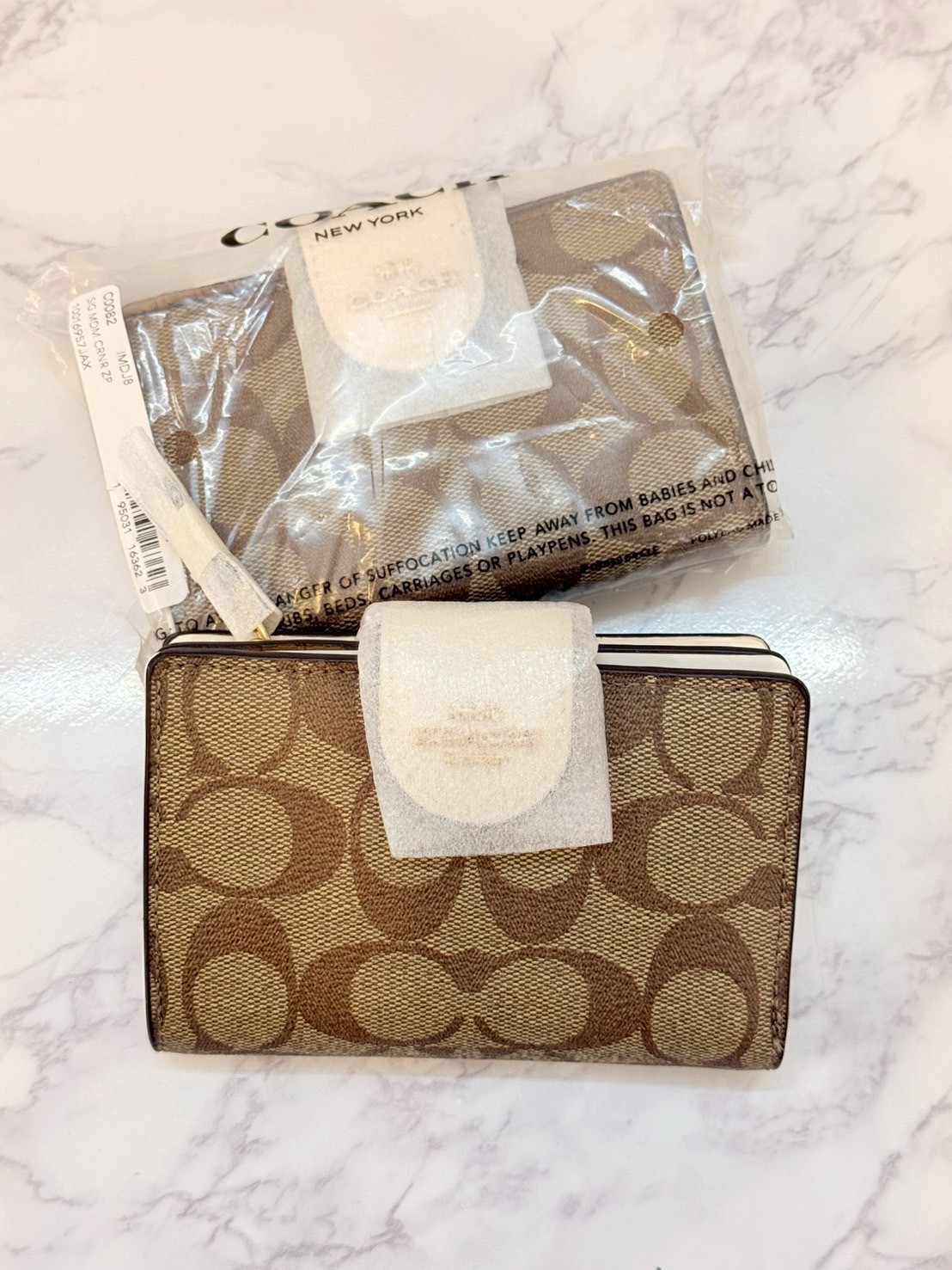 กระเป๋าสตางค์ Coach แท้ สีครืม ส้ม รุ่น C0082