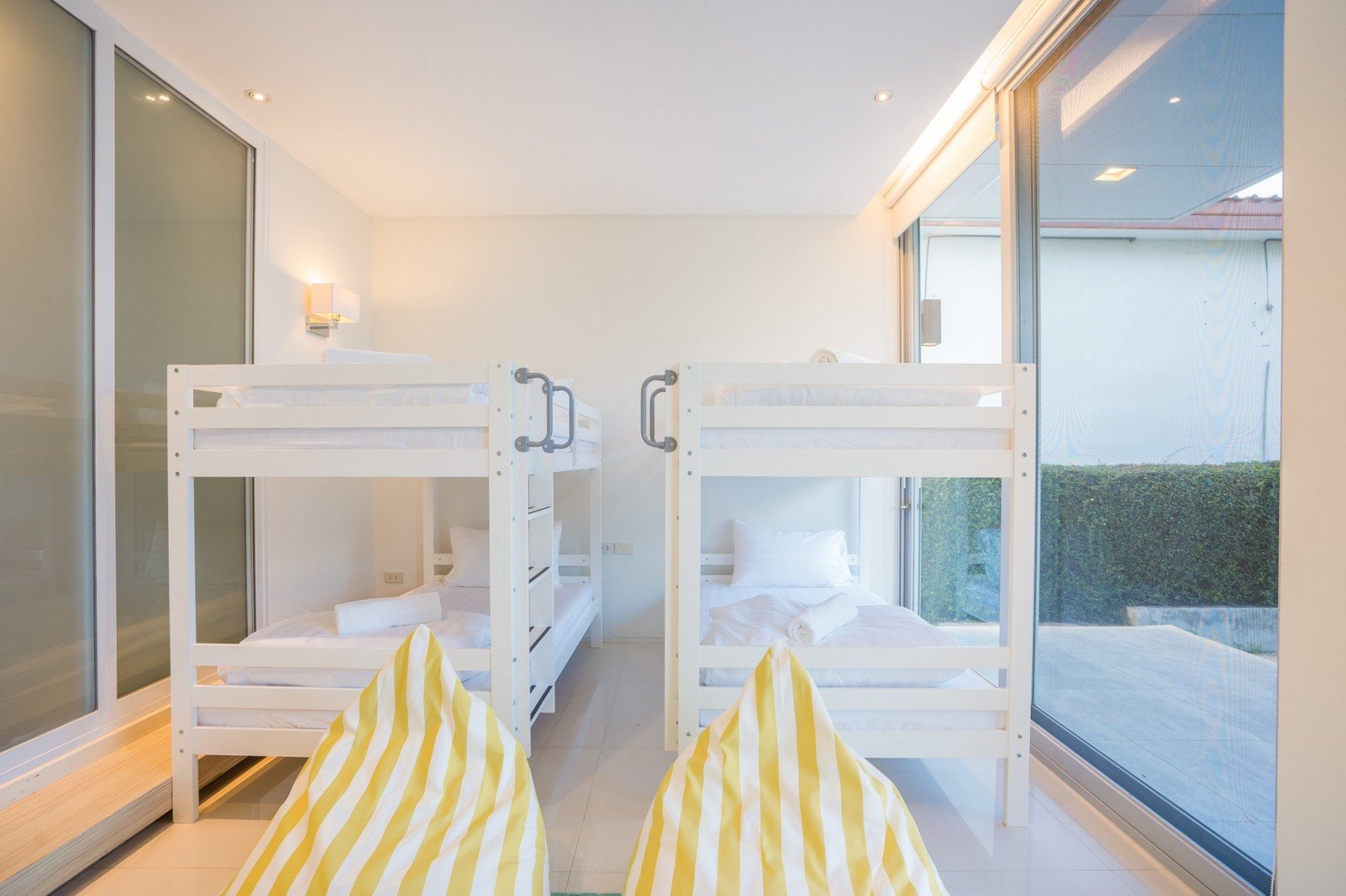 HR15049 บ้านพักติดทะเล The Breezy Beach Pool Villa Cha Am