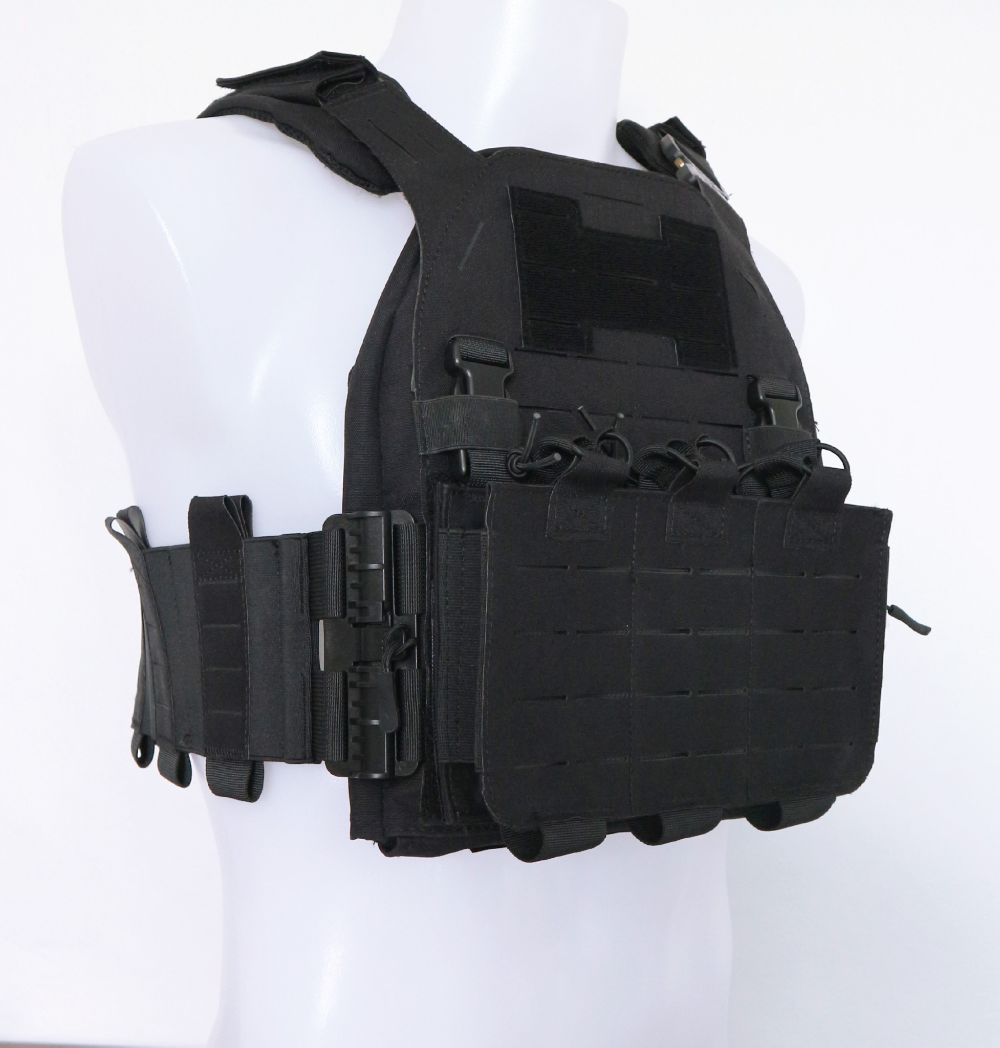 New. เสื้อเกราะ Universal Vest ( Universal Vest ) ♣ ผลิตจากผ้า Nylon 1000D เกรดคุณภาพ ♣ ติดตั้งชุดปลดไว 3 จุด ใช้งานสะดวก ♣ สายโอบข้างยางยืด มีช่องใส่แม็ก 5.56, วิทยุสื่อสาร หรืออุปกรณ์อื่นๆ ได้ รวม 6 ช่อง ♣ มาพร้อมกับซองแม็กกา