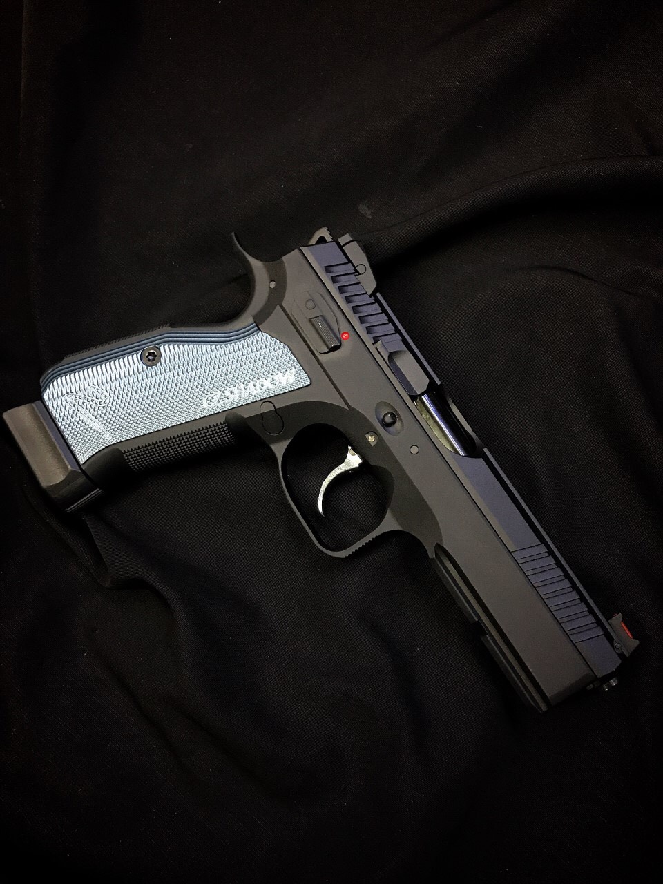 New.KJ Works CZ Shadow 2 ได้รับลิขสิทธิ์แท้จาก CZ ตัวปืนทำจากโลหะทั้งตัว ฝาครอบกริปมือ และ ฝาแม็กกาซีน ทำจากอลูมิเนียม CNC ทำสี อโนไดซ์ ศูนย์หน้าไฟเบอร์ ออฟติค มีรางเสริม Picatiny ติดไฟฉาย และ เลเซอร์ ปุ่มปลดแม็กกาซีน สามารถปรับได้ 3 ระดับ รุ่น KJ Works C