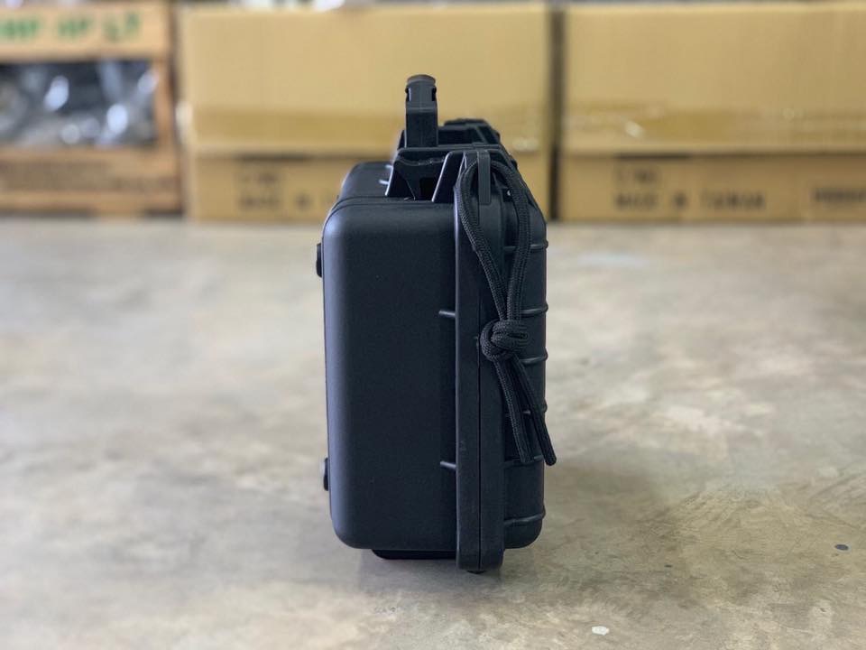 กล่องใส่ปืนสั้น Pistol Case ผลิตจาก พลาสติก ABS คุณภาพ แข็งแรง ทนทาน ภายในเป็งฟองน้ำรังไข่ กันกระแทกได้ดี ไม่ทำให้ปืนเป็นรอย คลิปล็อคแน่นหนา แข็งแรงมาก ใส่ได้ทั้งปืนจริง และปืนบีบีกัน ขนาดภายใน: สูง 18ซม. ยาว24ซม. มุมทะแยง29ซม. ขนาดภายนอก: สูง 24ซม. ยาว 2