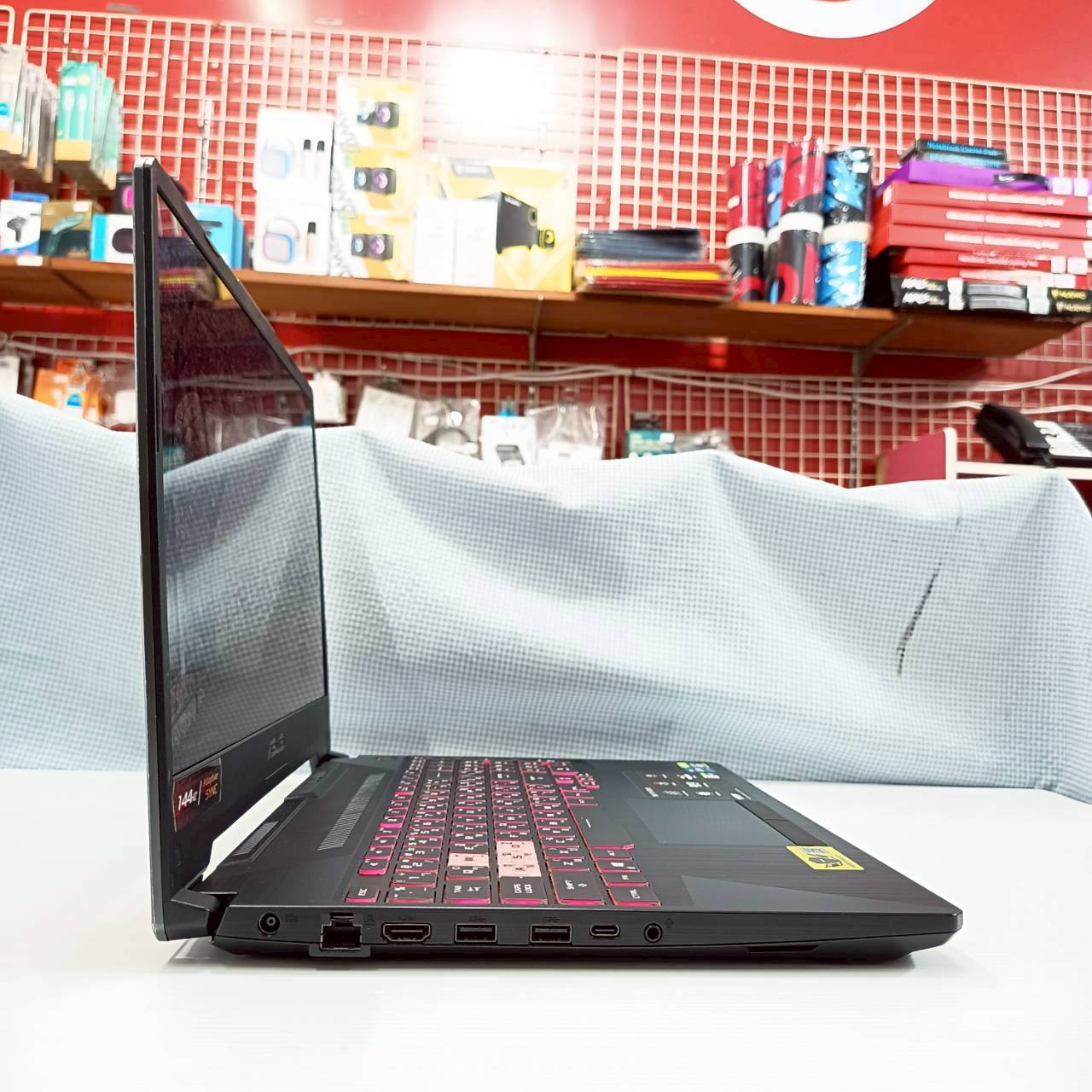 ASUS TUF GAMING F15 FX506HCB-HN245W สภาพเครื่อง 85% ติดฟิล์มกันรอยหน้าจอแล้ว