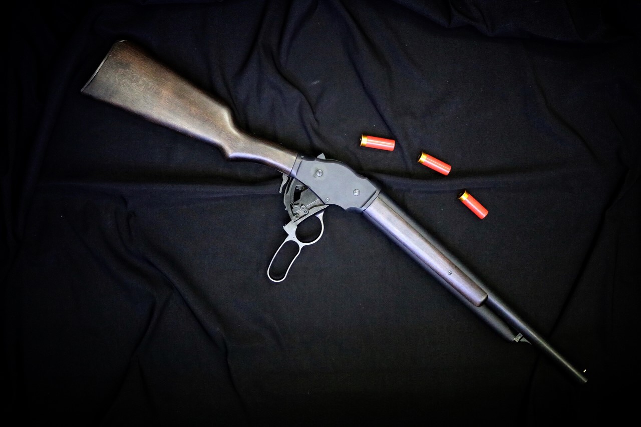 https://youtu.be/9hVXLj9y2DQ FLW Marushin + Creation M1887 Terminator 2 6mm Gas Shotgun Long Ver ราคา: 23,500 บาท วัสดุ: โลหะและไม้ handguard / Grip (บาร์เรลด้านนอกเป็นพอลิเมอร์) ความจุ: 5 นัด (6mm BB x3 นัดต่อเชลล์) ระบบ: ระบบ Lever Action และ Shell Ejec