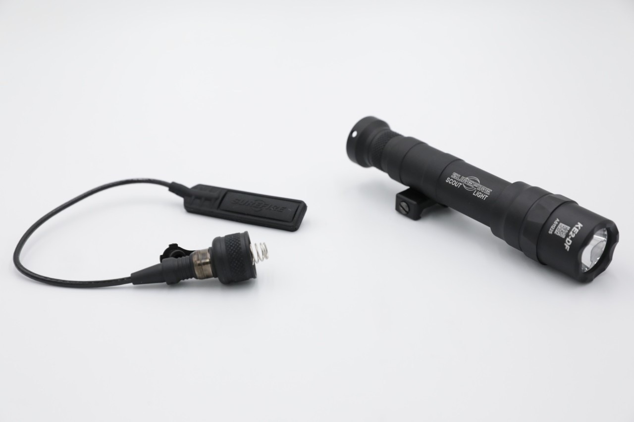 ไฟฉายติดปืน ยี่ห้อ Surefire รุ่น M640 (ขาปรับได้) ขนาด : กว้าง 31mm. ยาว 140mm. น้ำหนัก : 107 กรัม คุณสมบัติ : #ทนแรงรีคอยได้ดีเยี่ยม #ระดับความสว่าง 400 Lumen #มาตรฐานกันน้ำระดับ IP7 (กันน้ำลึก1เมตร นาน30นาที) #มาพร้อมหางหนูในชุด #ขาจับไฟฉายสามารถปรับไปม
