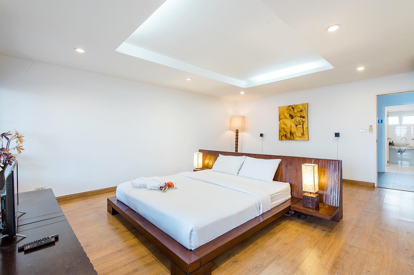 HR15072 บ้านพักติดทะเล The White Beach Villa Pranburi