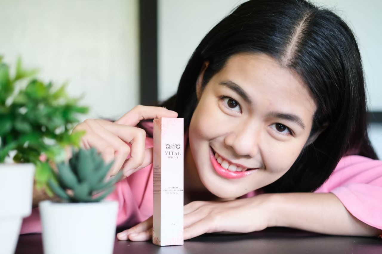 ไวทัล ไบร์ท ยูวี เฮ็กซ์เพิร์ท โทน อัพ ซันสกรีน เอสพีเอฟ 50 พีเอ+++VITAL BRIGHT UV EXPERT TONE UP SUNSCREEN SPF 50 PA+++