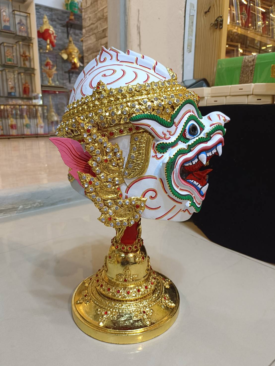 หนุมาน ขนาดสวมหัว พร้อมฐานไม้สีแดง