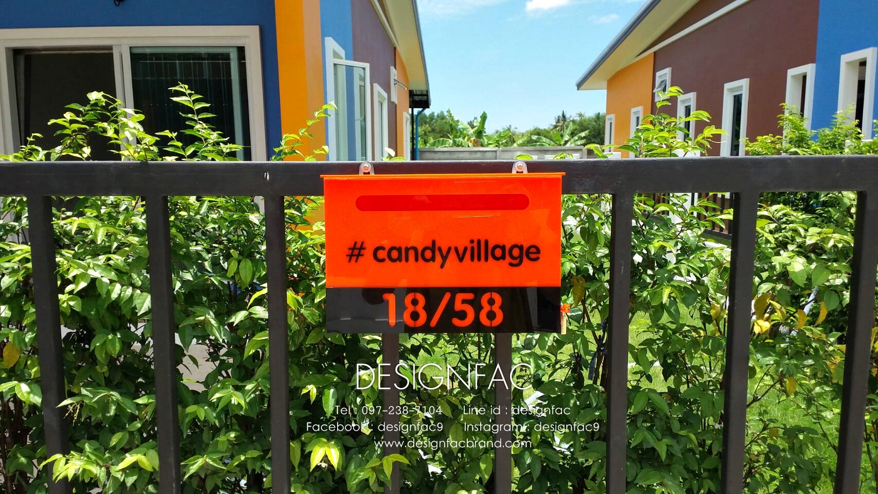 ตู้จดหมาย ตู้ไปรษณีย์อะคริลิค พร้อมบ้านเลขที่และชื่อบ้าน สีสันสดใส สไตล์โมเดิร์น