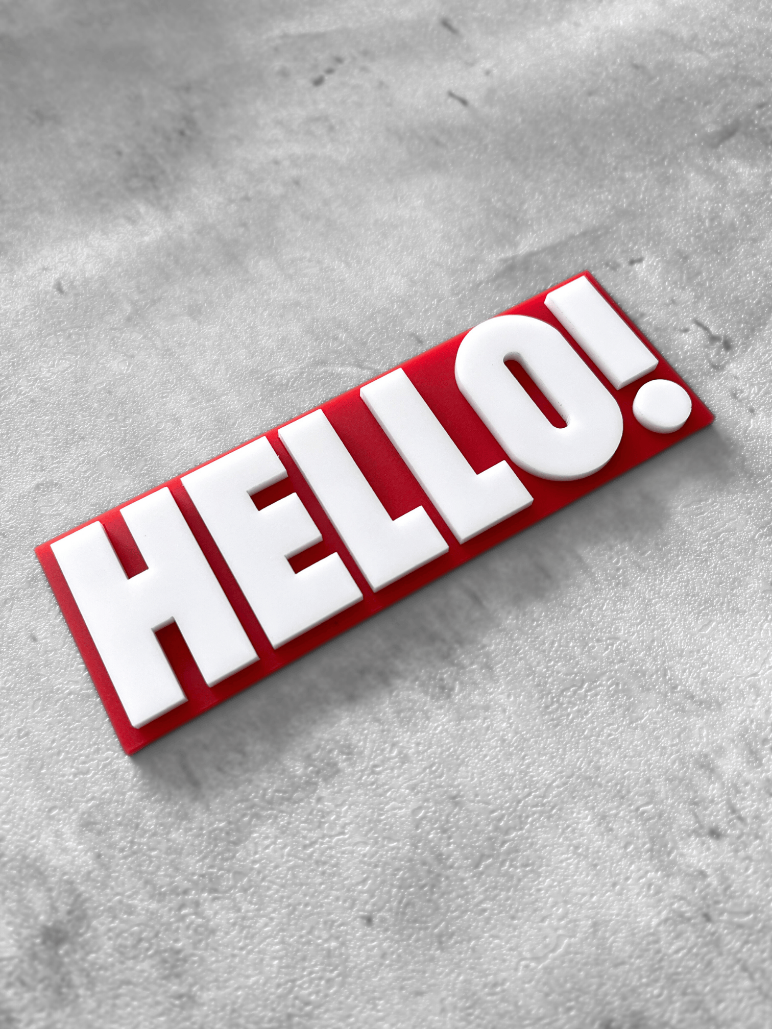 ป้ายคำทักทาย HELLO! อะคริลิค พื้นแดงด้าน ลายนูน มีมิติ สไตล์โมเดิร์น มินิมอล เรียบหรู ขนาดความยาว : 13 cm.