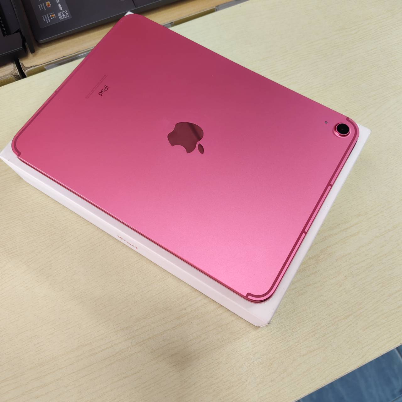 Ipad 10 64 GB Wifi + Cellular สุขภาพแบต 84% สภาพเครื่อง 95% ติดฟิล์มกันรอยหน้าจอแล้ว