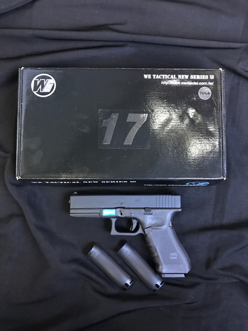 We glock gen4 รุ่น WE Glock Gen4 สีดำ น้ำหนัก (กรัม) ความยาว (mm.) วัสดุSlide Metal ระบบ/รองรับแก๊สGas/เบา กลาง แรง ความแรง (FPS)310 ด้วยลูก 0.20g ระบบ BlowBackมี Hop-upมี ระบบการยิงSemi-Autometic ระบบ SAFEมี Magazine บรรจุ25+1 นัด ขนาดลูกกระสุน6mm BBs ผู