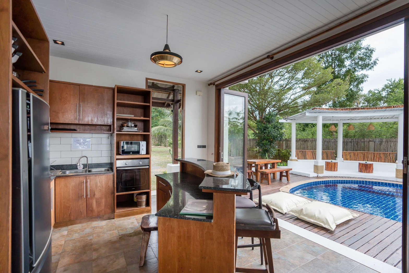 HR15061 บ้านพักติดทะเล The Pamila Beach Villa Kuiburi